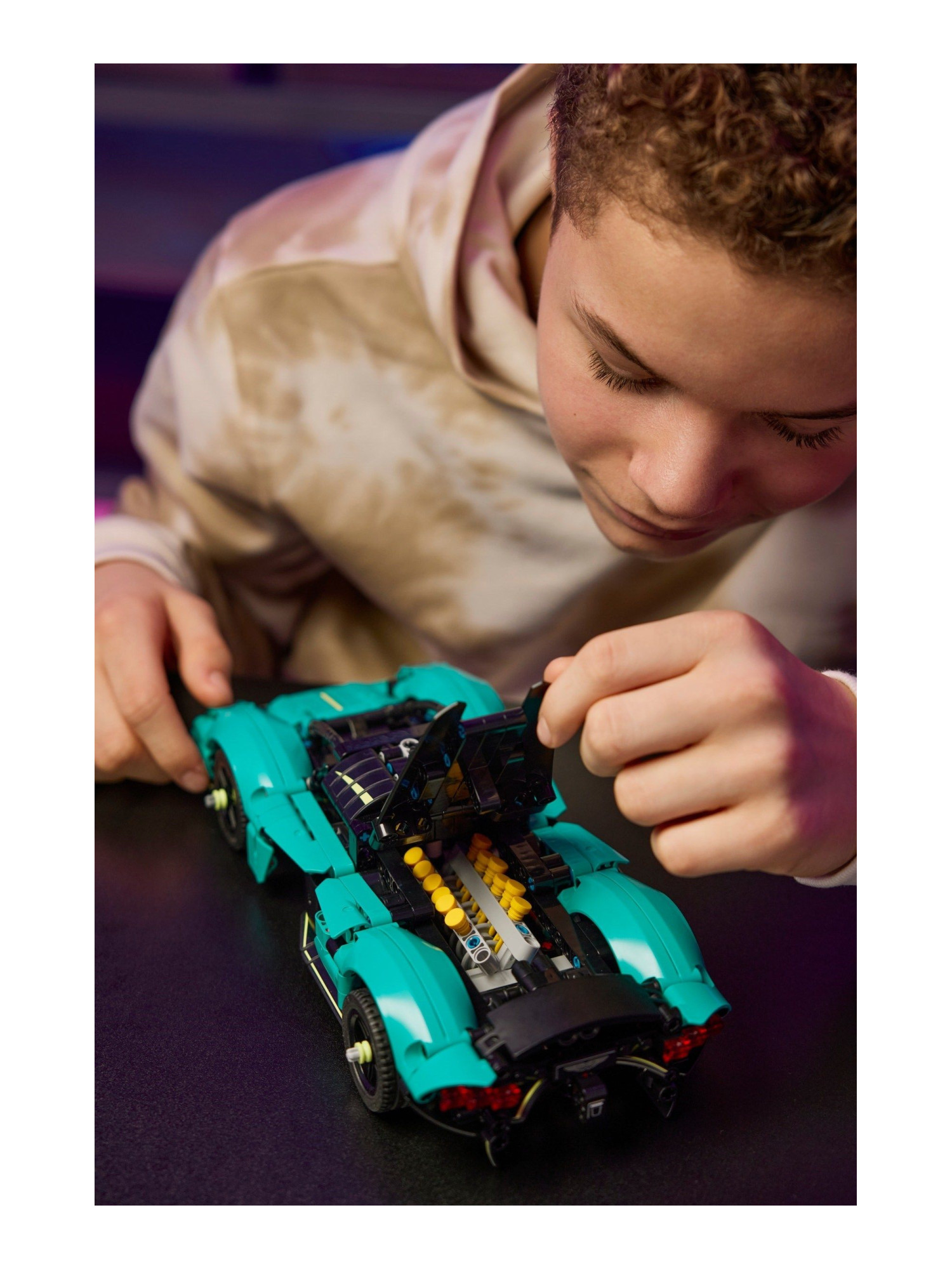 Конструктор LEGO Technic Aston Martin Valkyrie 707 дет. - фото 6