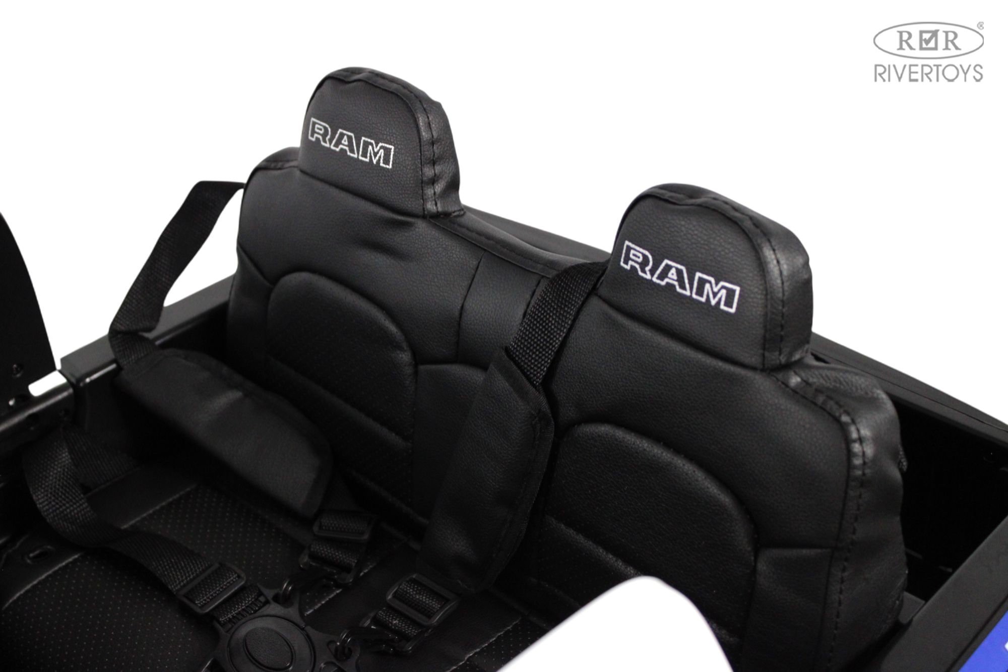 Электромобиль RIVERTOYS O111OO-RAM-BLACK С пультом ДУ - фото 6
