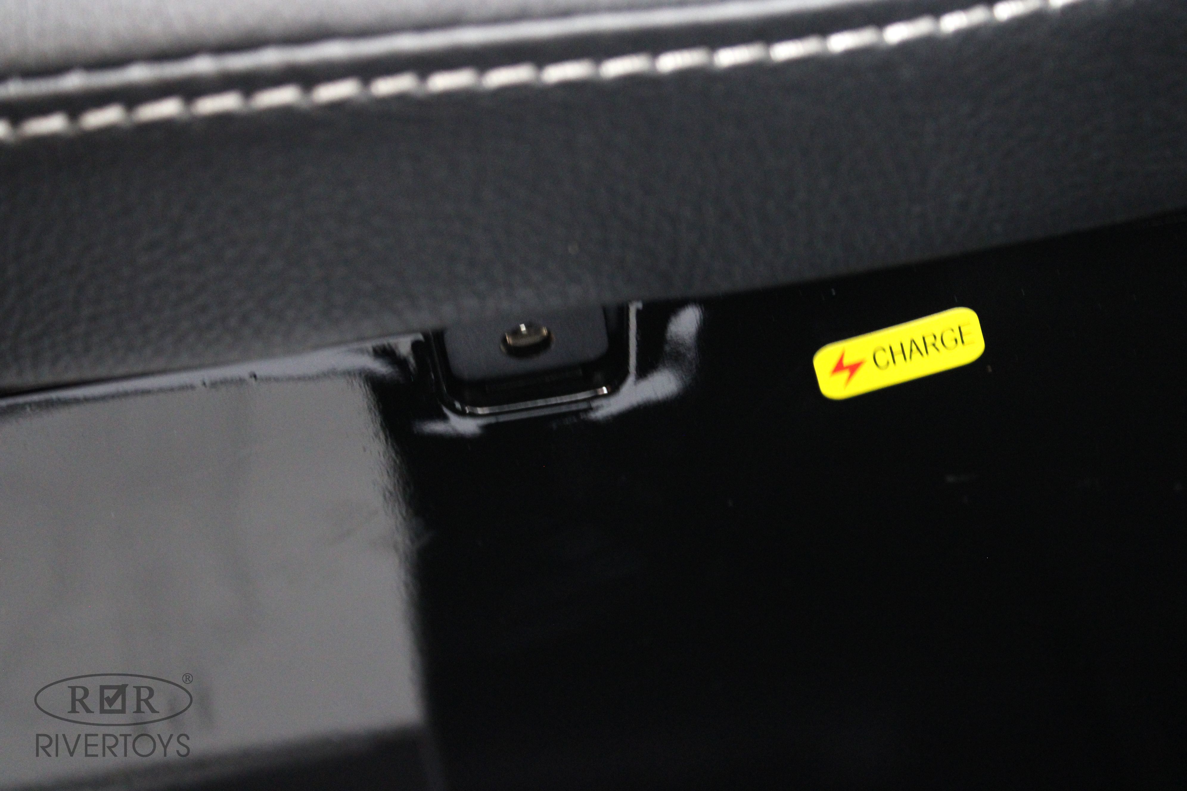 Электромобиль RIVERTOYS Y999YY-BLACK-GLANEC С пультом ДУ - фото 17