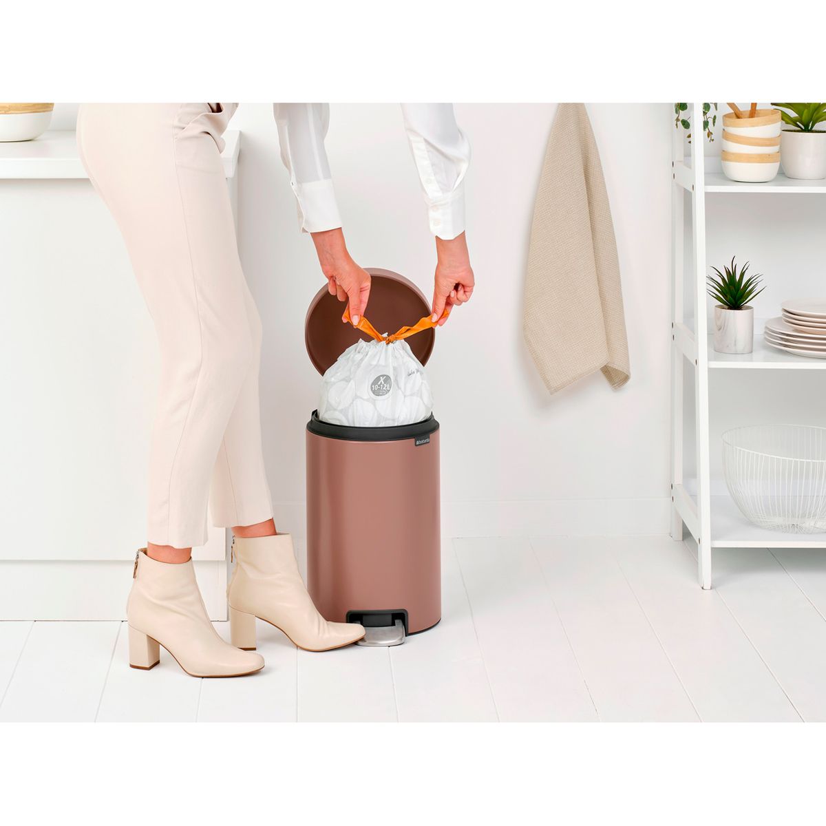 Бак мусорный Brabantia NewIcon с педалью светло-коричневый 12л 234002 - фото 8