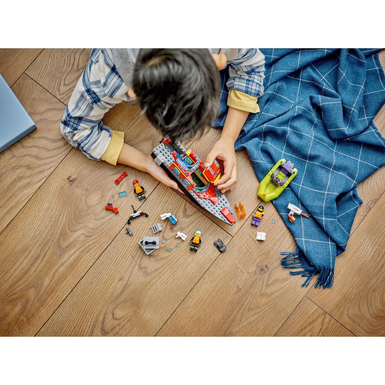 Конструктор LEGO City Пожарно-спасательная лодка блочный - фото 9