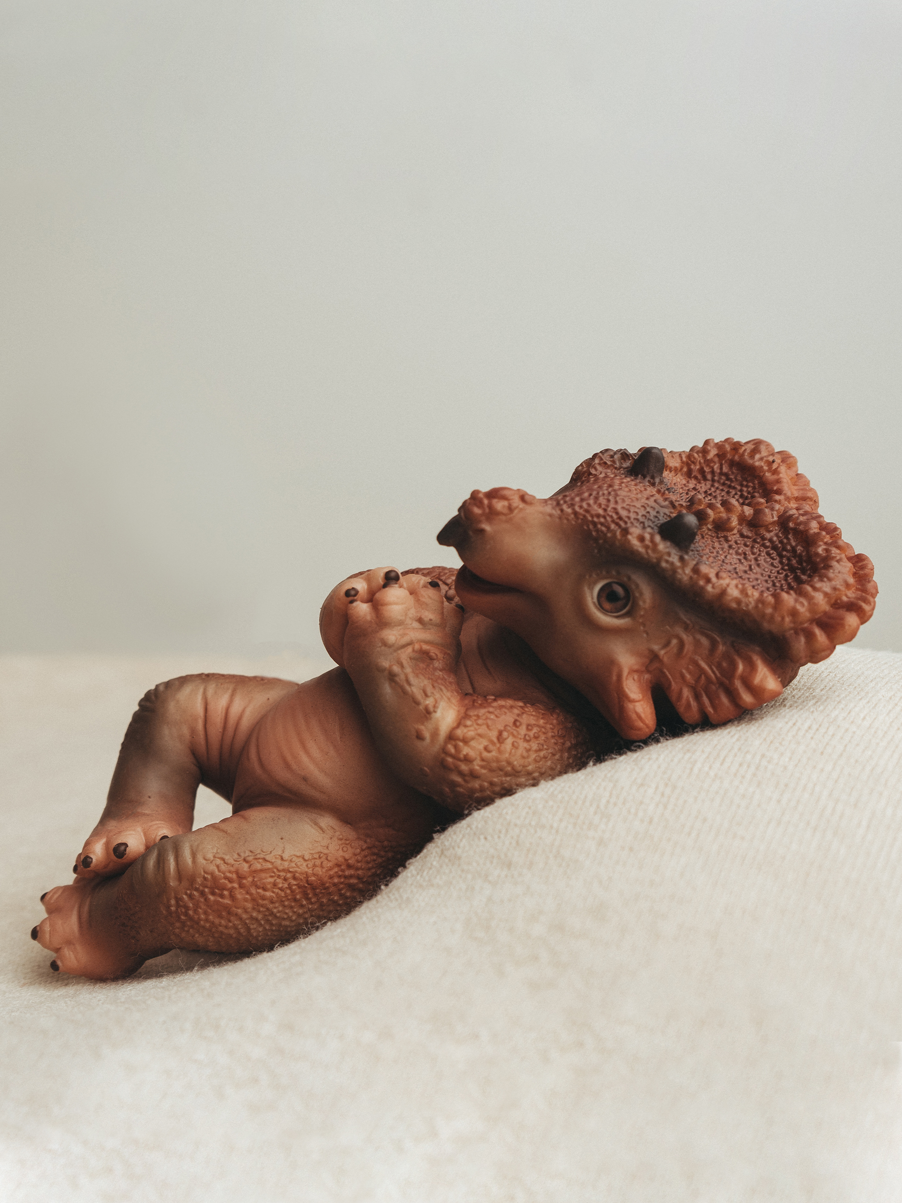 Кукла мини Magic Manufactory Magic Dino Трицератопс высота 24 см 4631163177450 - фото 8