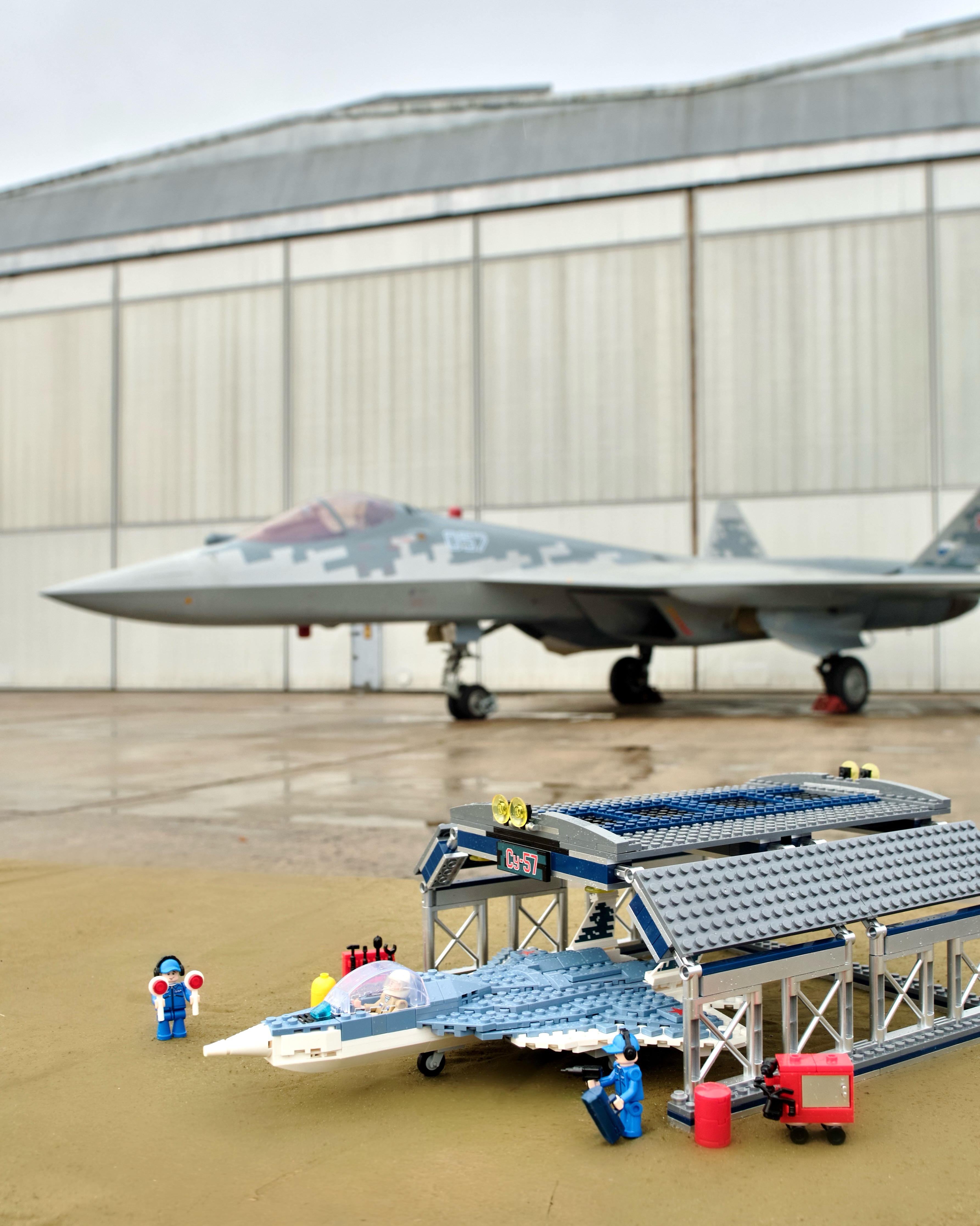 Конструктор brick labs City самолет СУ-57 с ангаром 657 дет. - фото 13