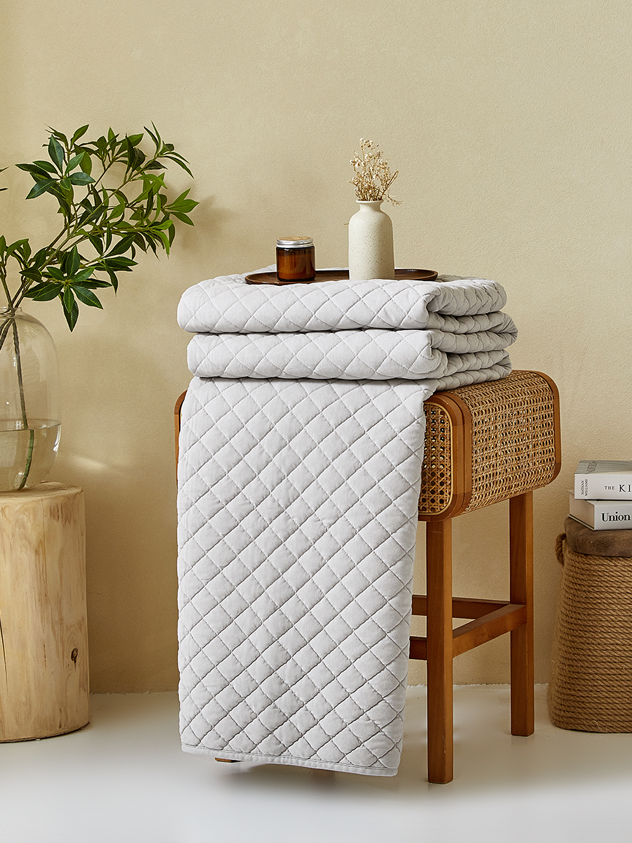 Изображение товара Покрывало Theodora вельвет светло-серый 240 x 220 см Изображение товара Покрывало Theodora вельвет светло-серый 240 x 220 см