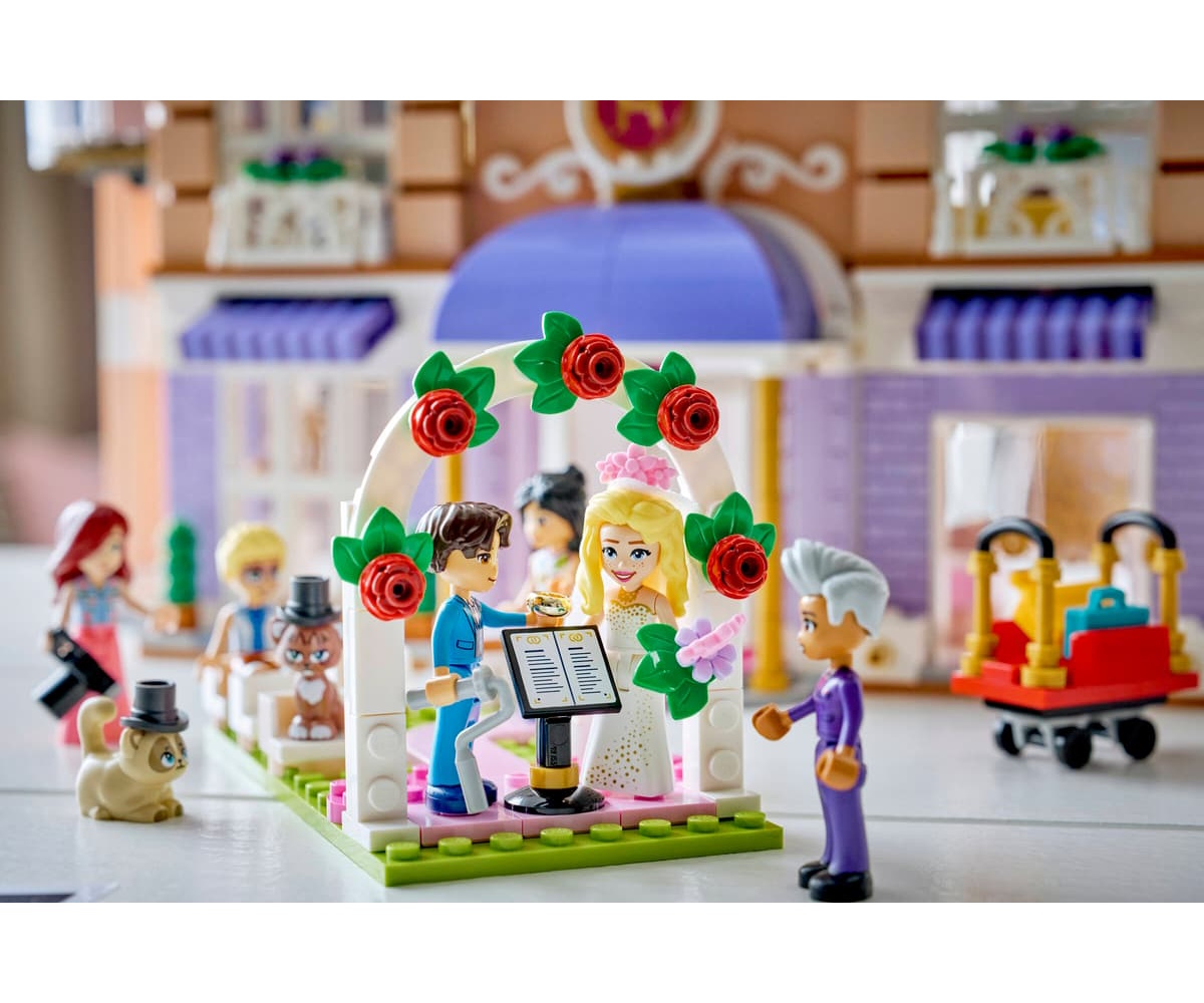 Конструктор LEGO Friends Гранд отель в Хартлэйк Сити 1406 дет. - фото 14