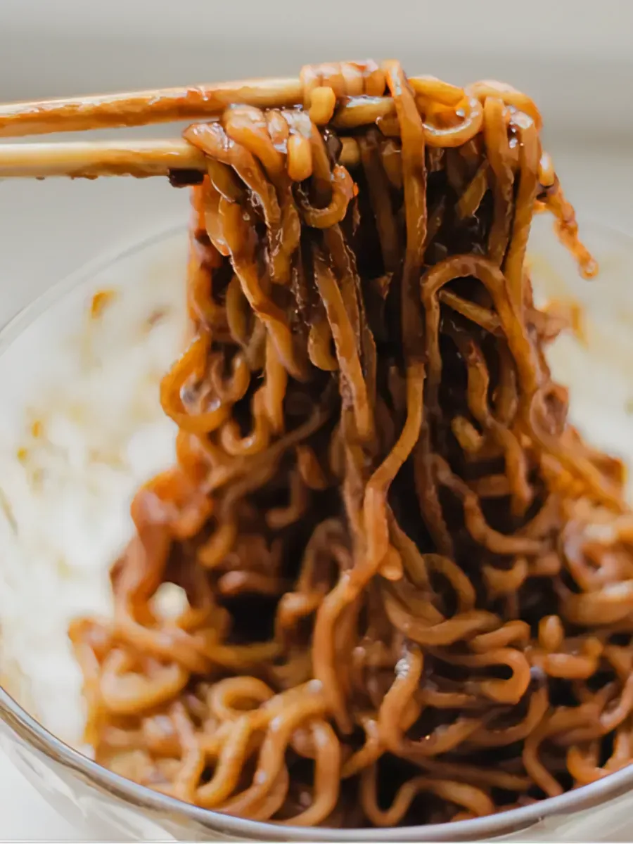 Лапша быстрого приготовления Nongshim с соусом из черных бобов чадян - фото 3