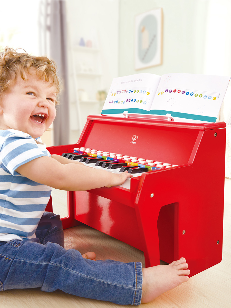 Игрушка музыкальная Hape Пианино красный с табуреткой пианино - фото 2