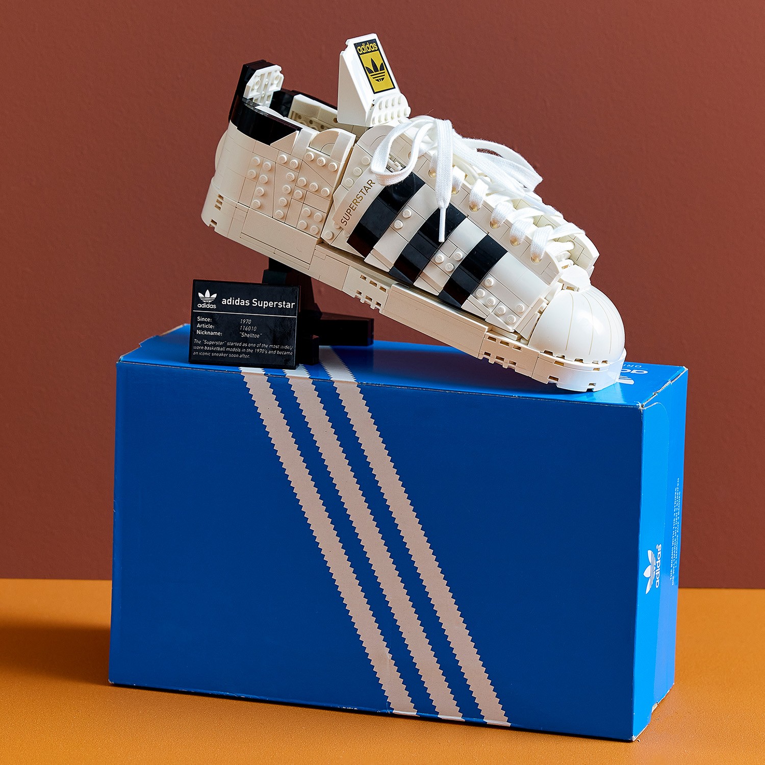 Конструктор LEGO Icons Кроссовки adidas Originals - фото 6