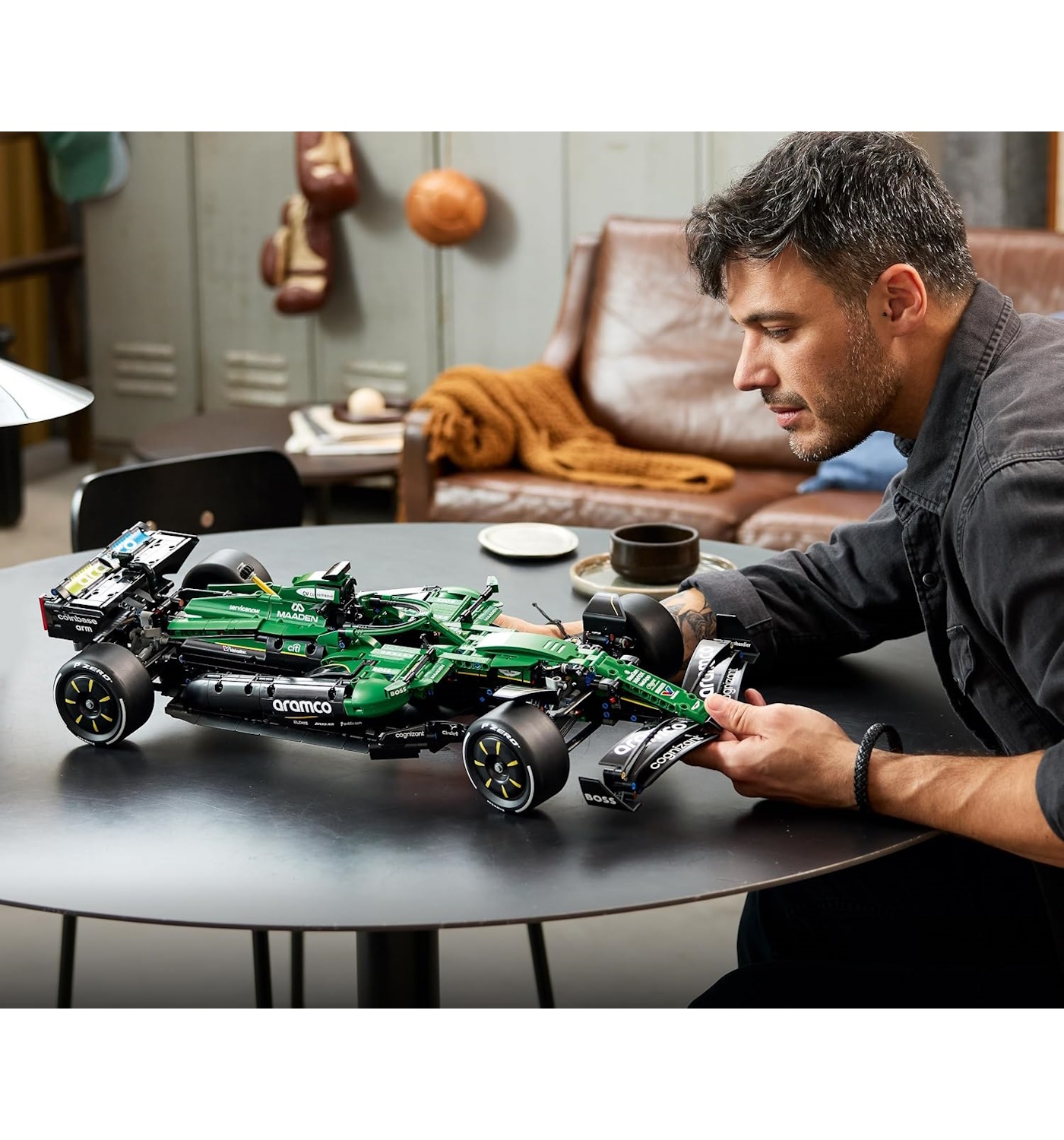 Конструктор LEGO Technic Aston Martin Aramco AMR25 F1 1547 дет. - фото 4