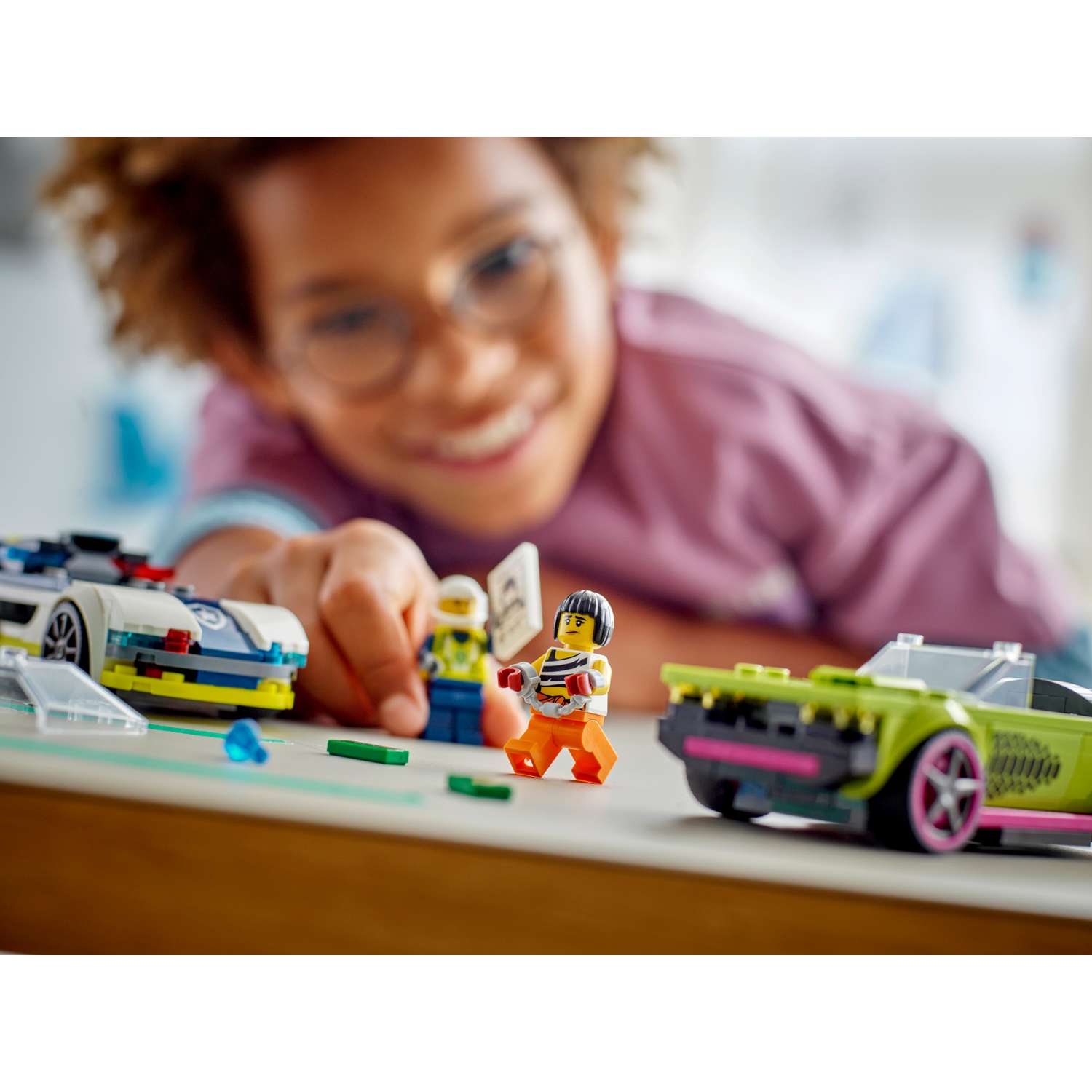 Конструктор LEGO City PoliceCar and MuscleCar Chase 213 дет. - фото 12