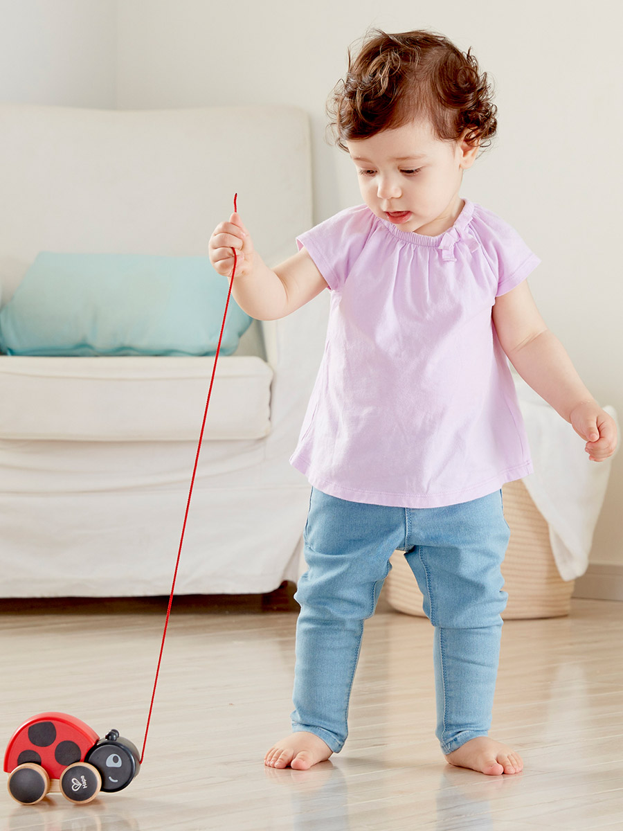 Игрушка Hape каталка Божья коровка - фото 4