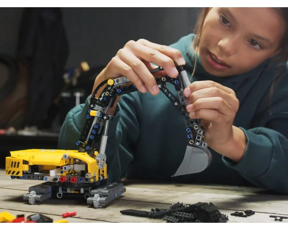 Изображение товара Конструктор LEGO Technic Тяжелый экскаватор 569 деталей для детей от 8 лет Изображение товара Конструктор LEGO Technic Тяжелый экскаватор 569 деталей для детей от 8 лет