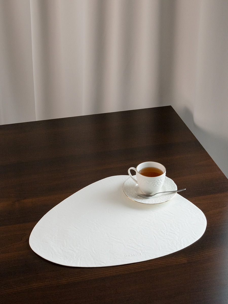 Изображение товара Салфетка сервировочная из экокожи DeNASTIA Металлик 45x36 см белая