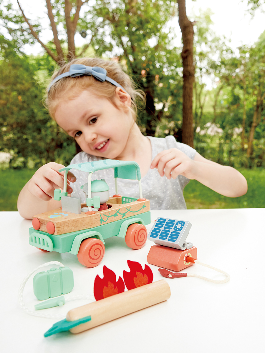 Изображение товара Игровой набор Hape Семья коал с электромобилем и аксессуарами