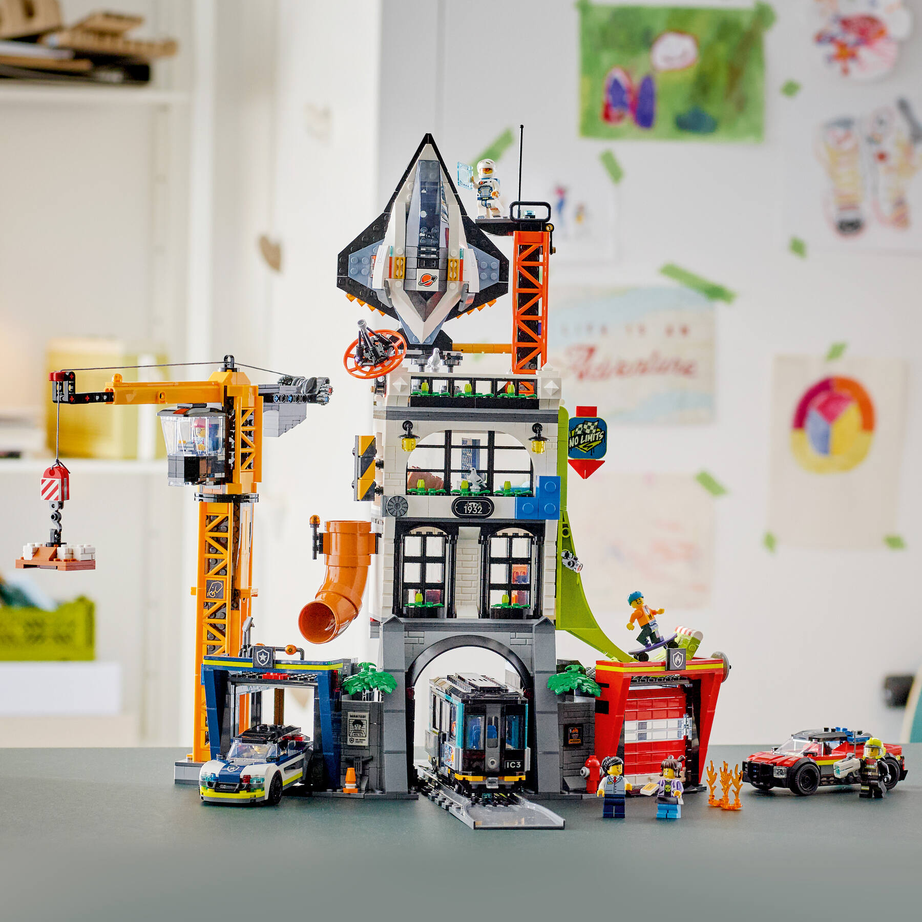 Конструктор LEGO City 60473 1941 дет. - фото 9