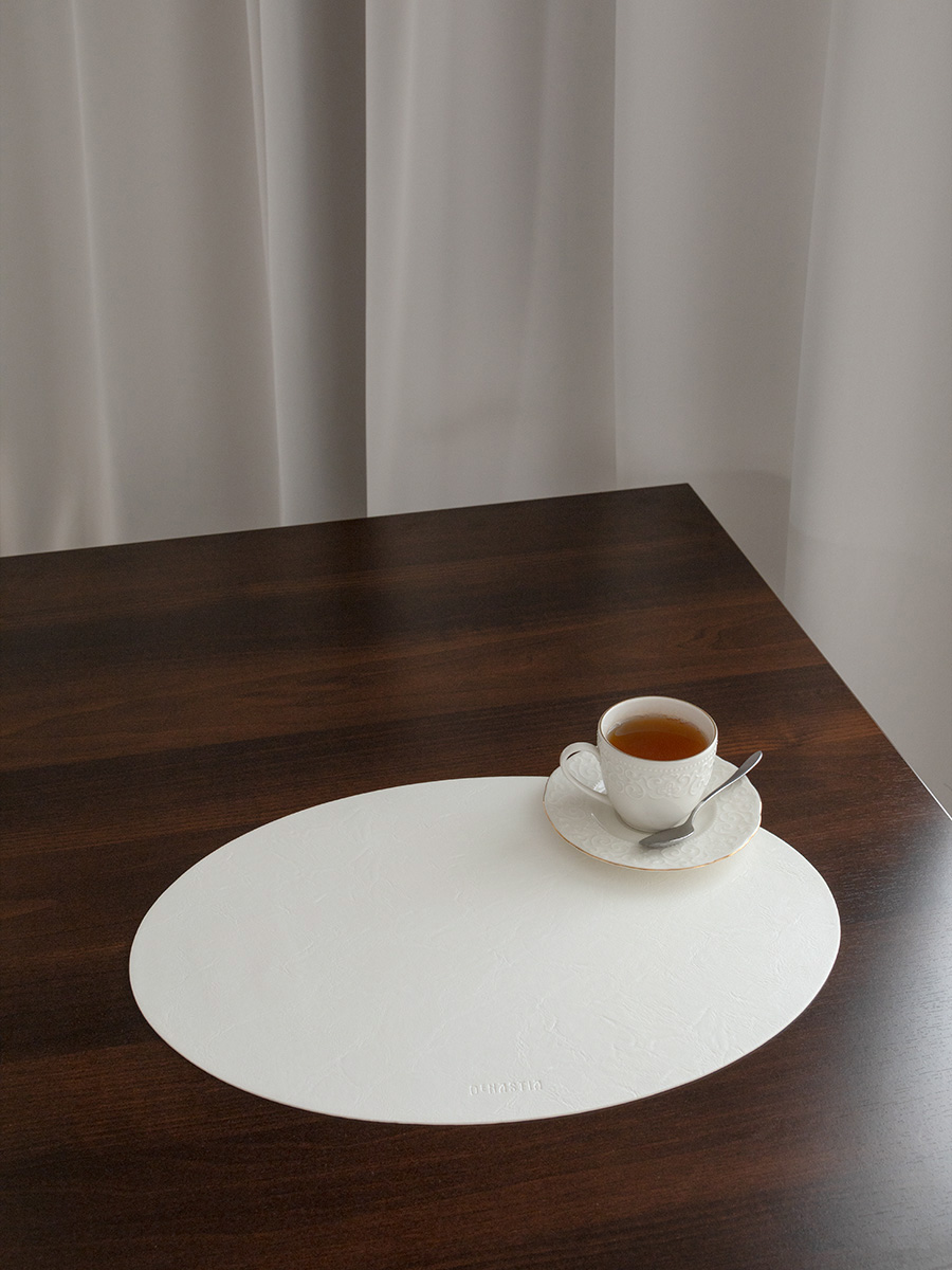 Салфетка сервировочная DeNASTIA Металлик 45x32 см экокожа белый E000589 - фото 1