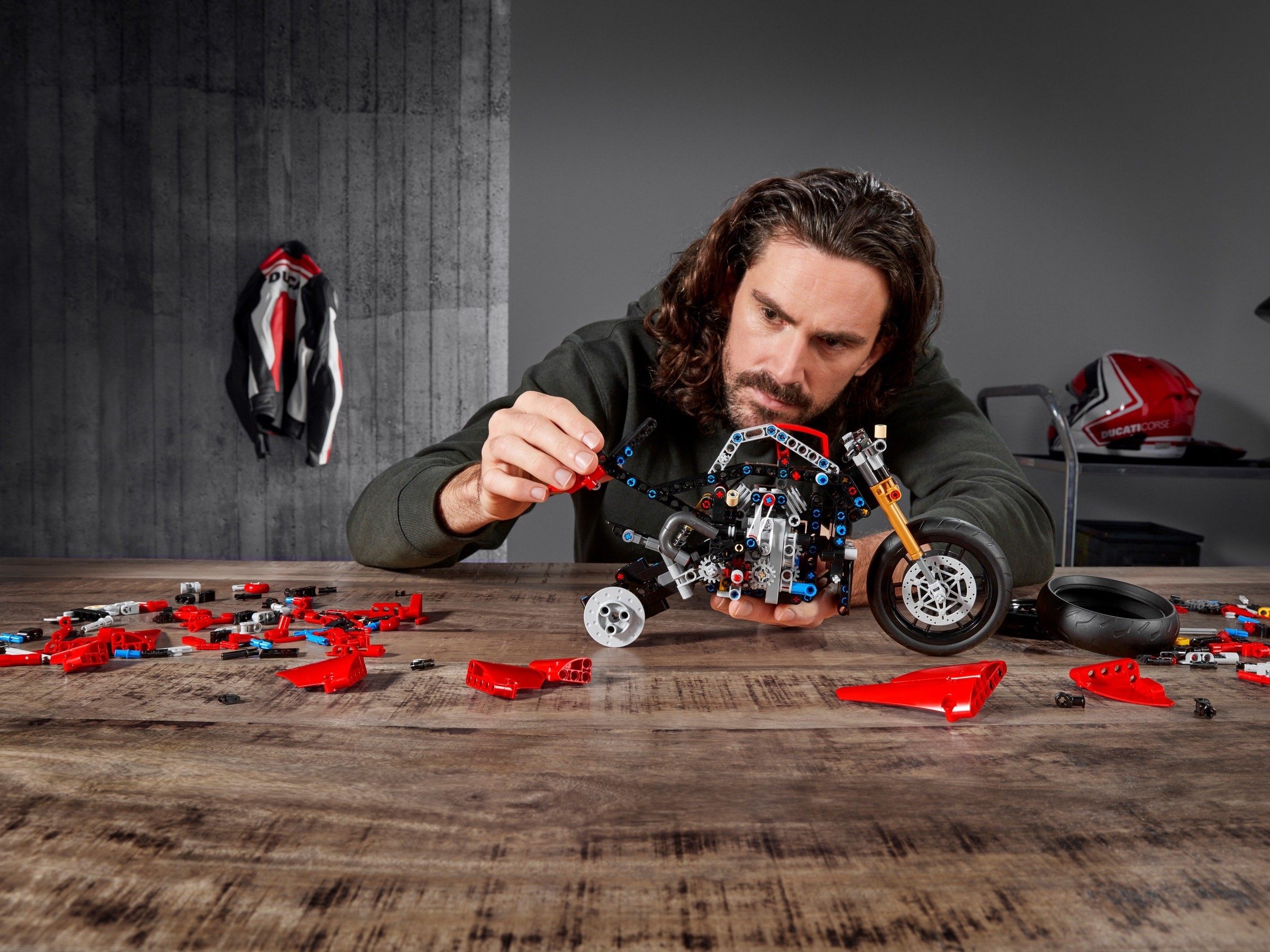 Конструктор LEGO Technic 42107 646 дет. - фото 10