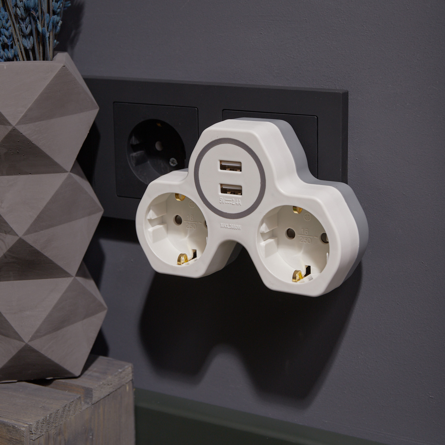 Двойник электрический REXANT с заземлением и защитными шторками + 2 USB порта белый - фото 8