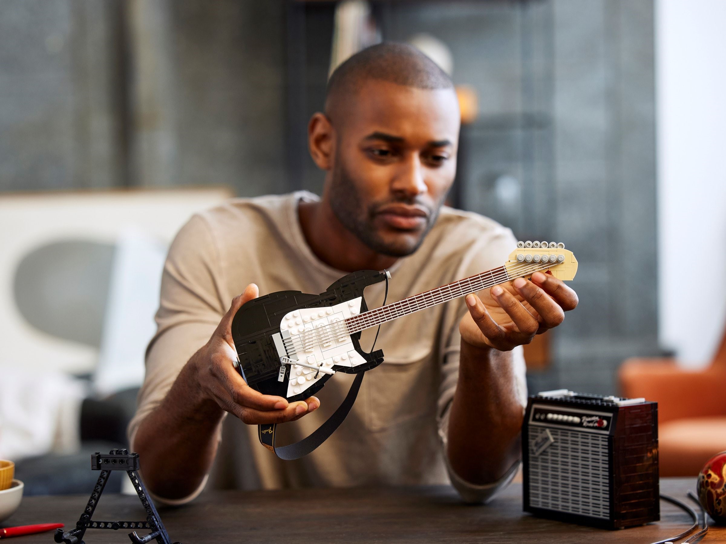 Конструктор LEGO Ideas Гитара Fender Stratocaster 2065 дет. - фото 8