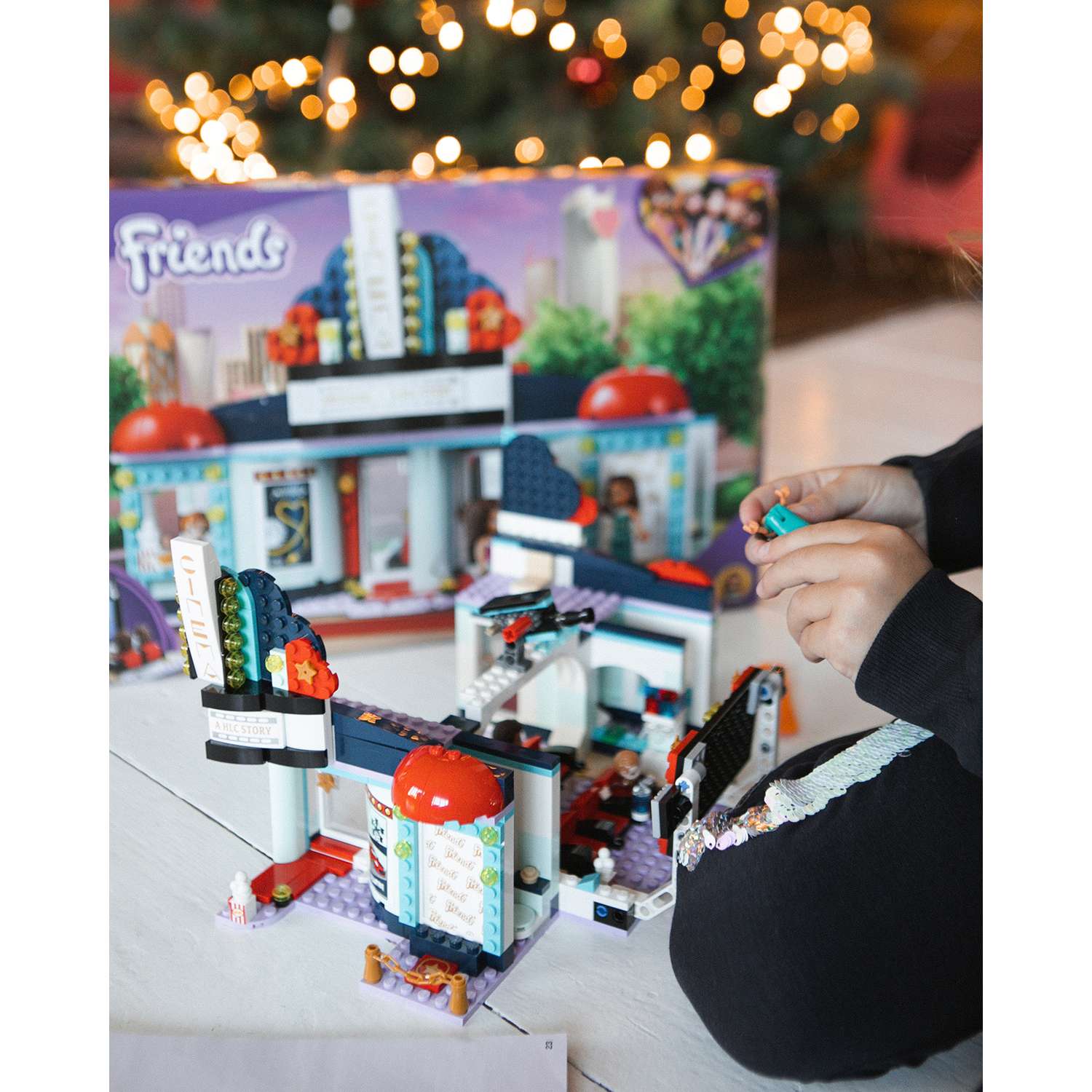 Конструктор LEGO Friends Кинотеатр Хартлейк-Сити 451 дет. - фото 11