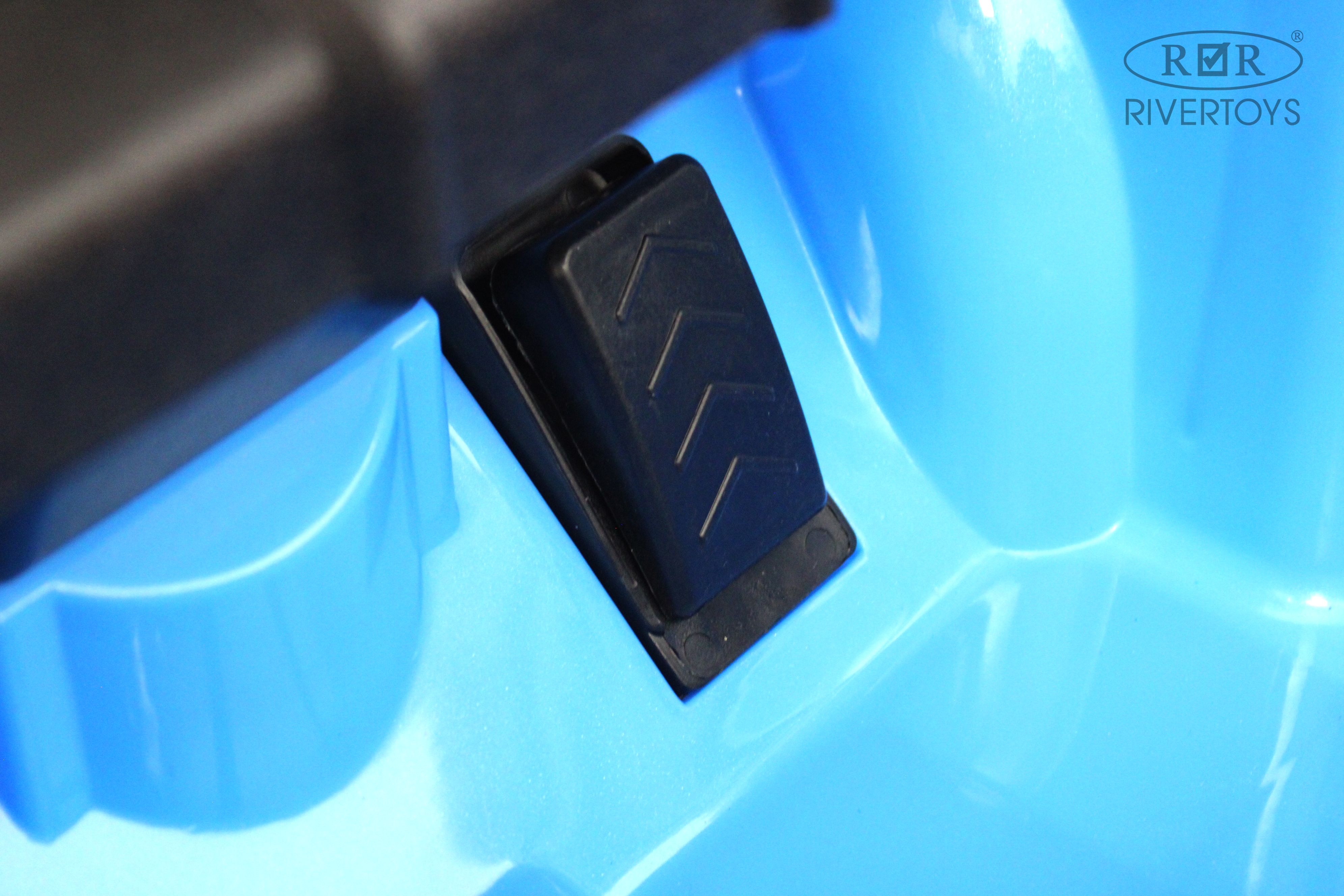 Электромобиль RIVERTOYS F444FF-BLUE С пультом ДУ - фото 7