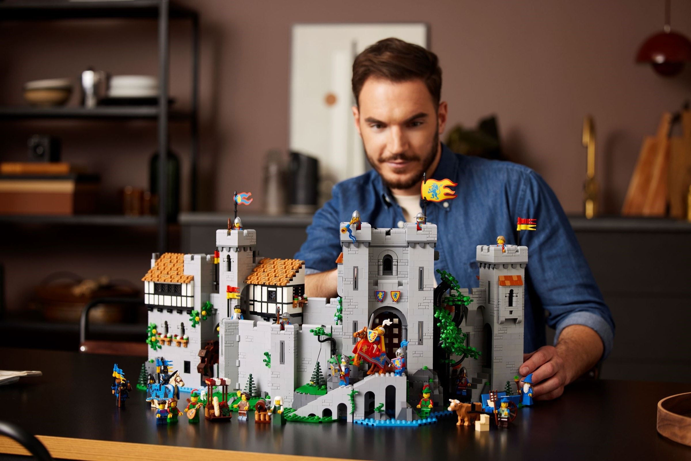 Конструктор LEGO Icons 10305 2899 дет. - фото 5