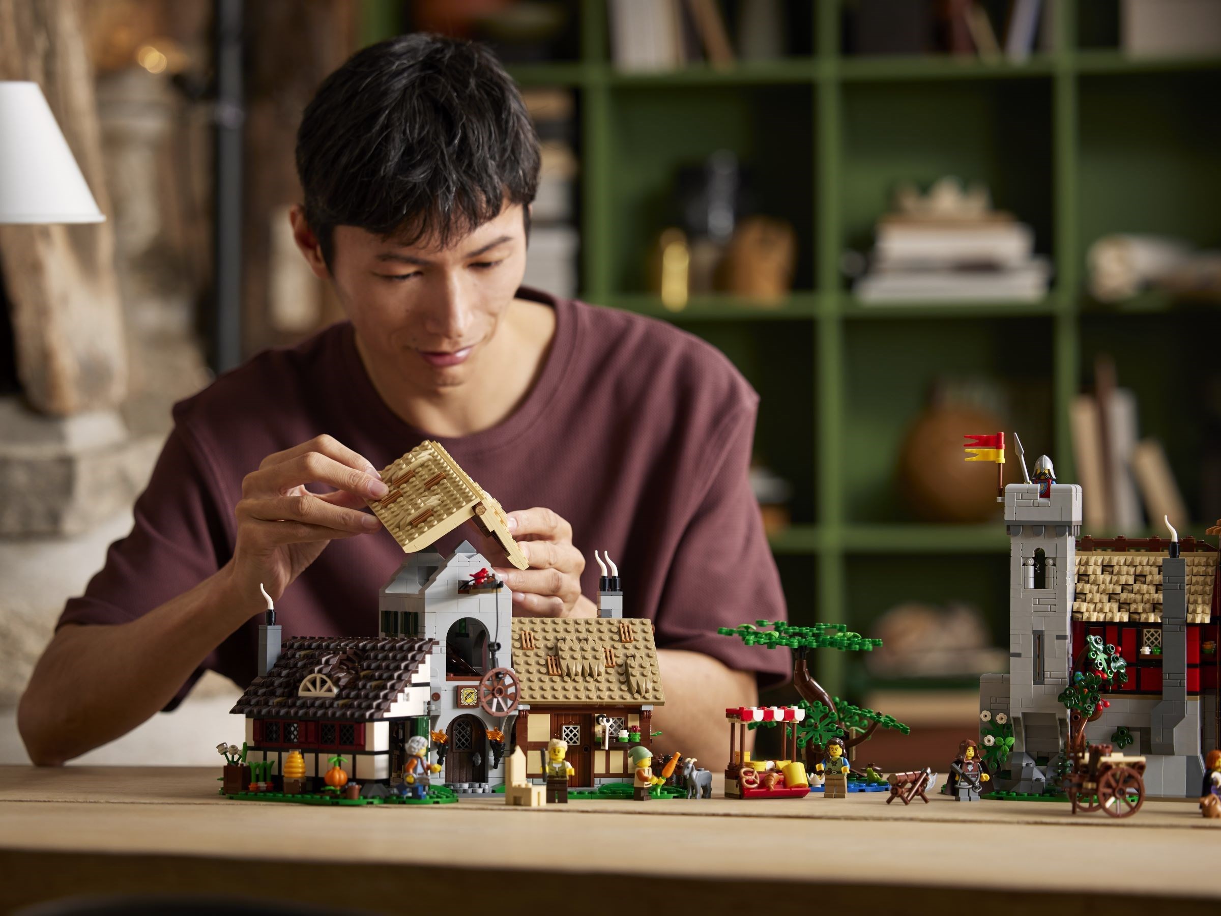 Конструктор LEGO Icons 10332 3304 дет. - фото 12