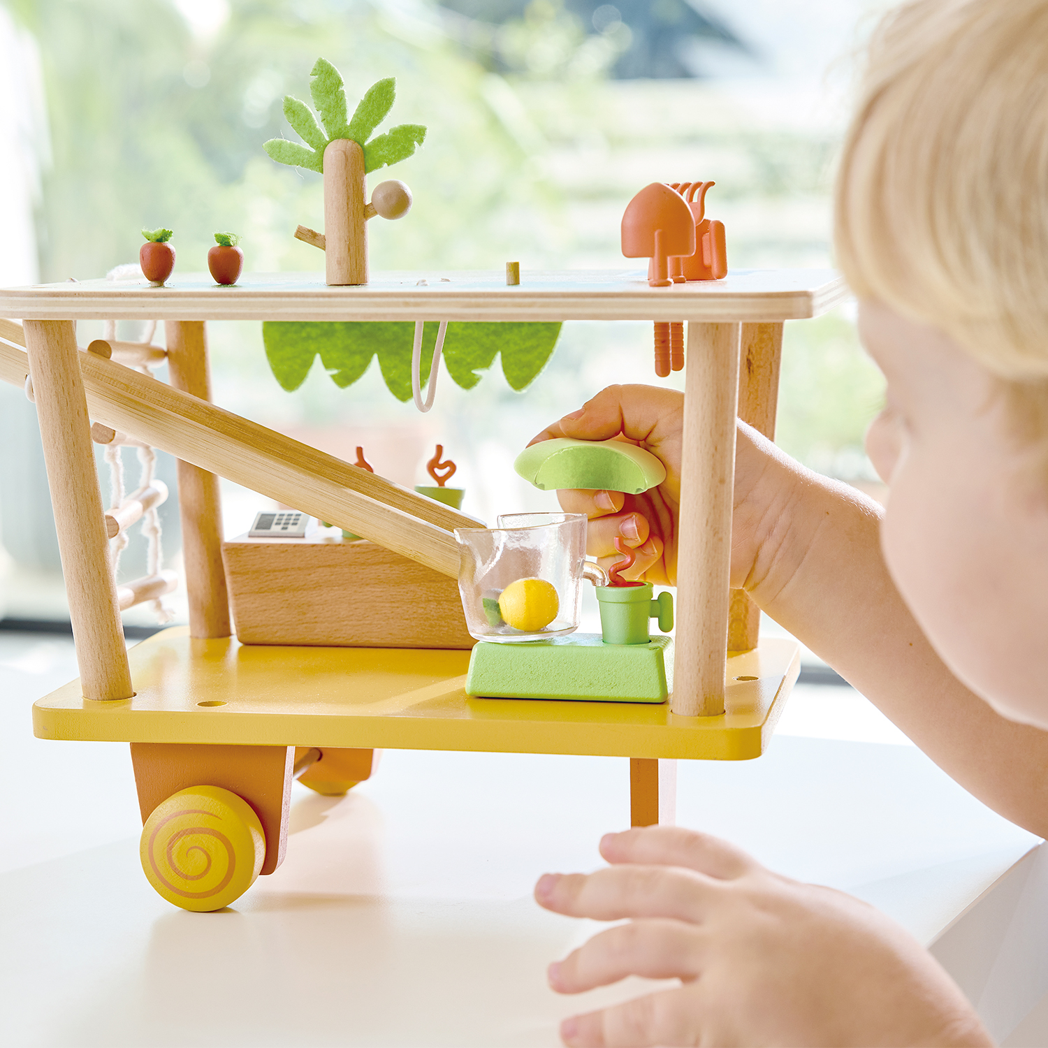 Игровой набор Hape Магазин на колесах - фото 10