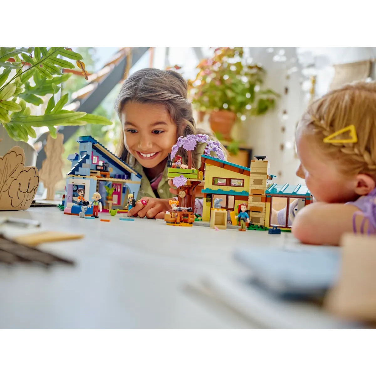 Конструктор LEGO Friends Семейные дома Олли и Пейсли 1126 дет. - фото 9