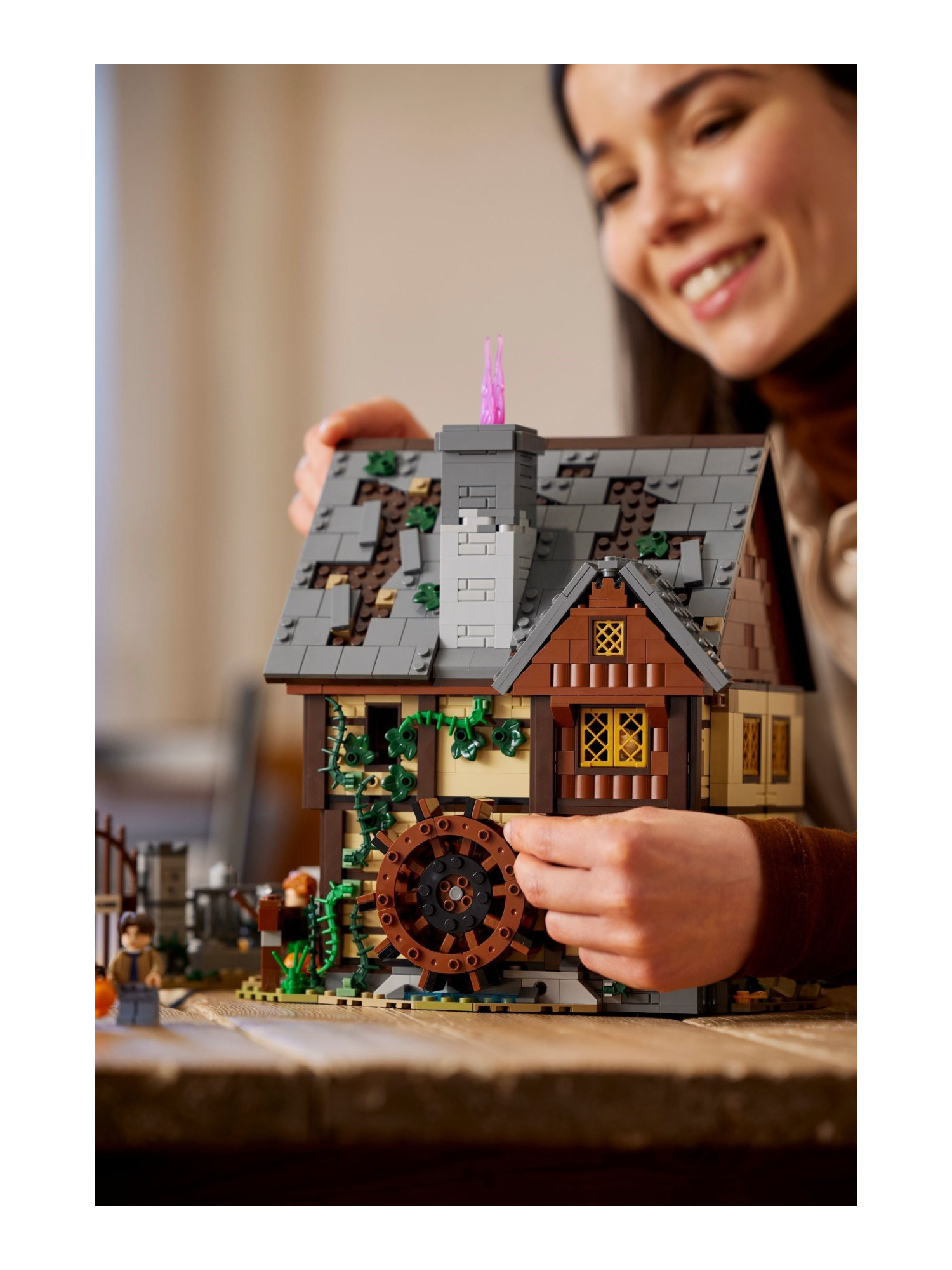 Конструктор LEGO Ideas Коттедж сестер Сандерсон 2316 дет. - фото 18