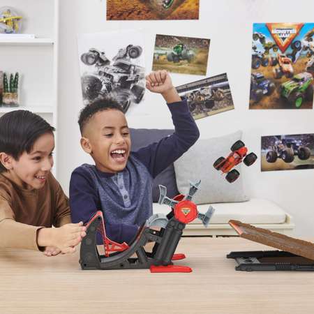Игровой набор Monster Jam Прыжок Бакугана