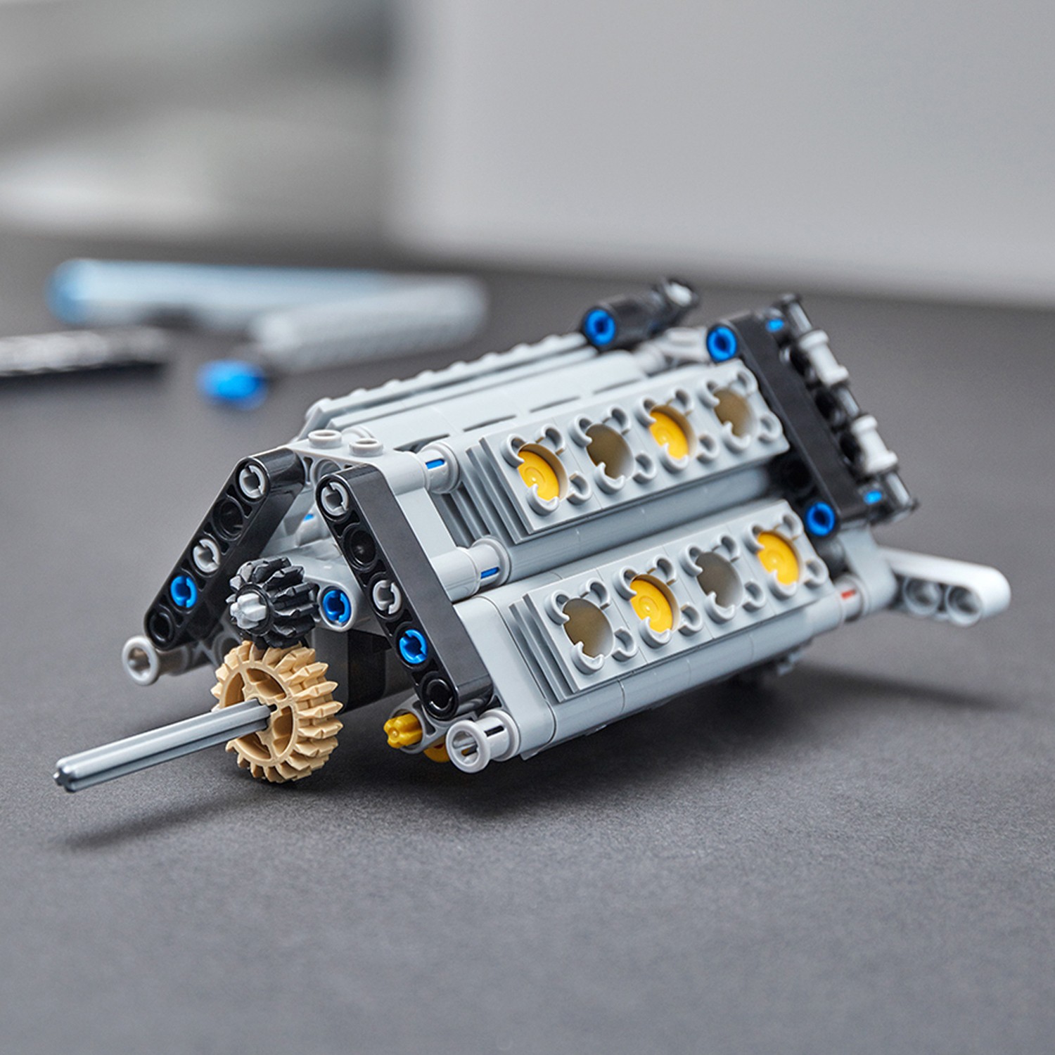 Конструктор LEGO Technic Bugatti Chiron 3599 дет. - фото 4