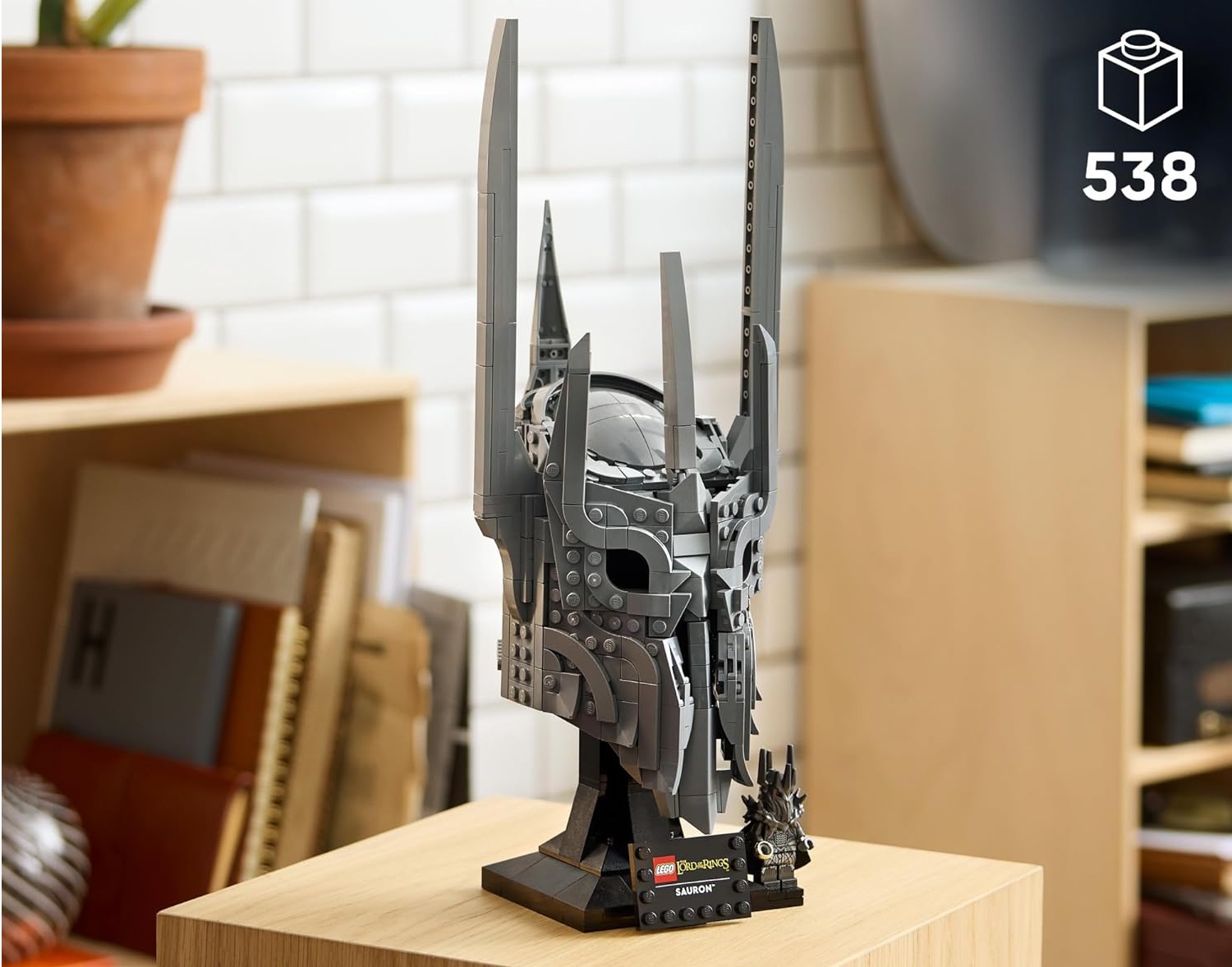 Конструктор LEGO Icons Шлем Саурона 538 дет. - фото 2