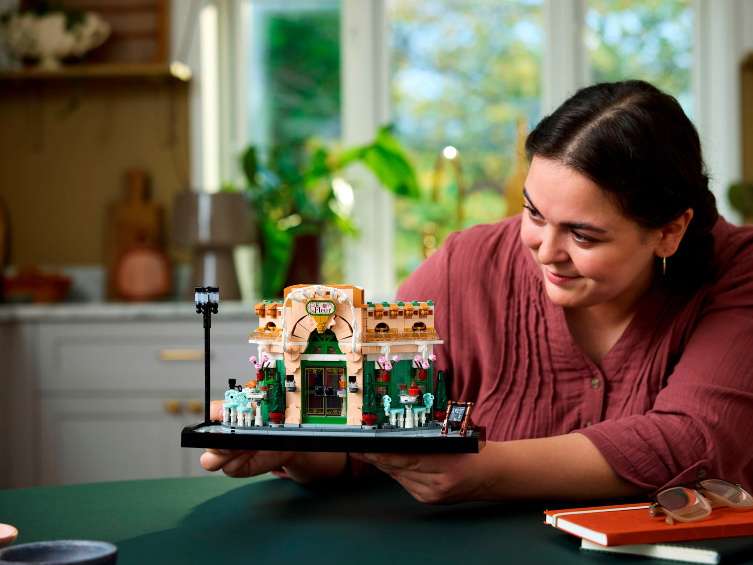 Конструктор LEGO Icons Французское кафе 1101 дет. - фото 9
