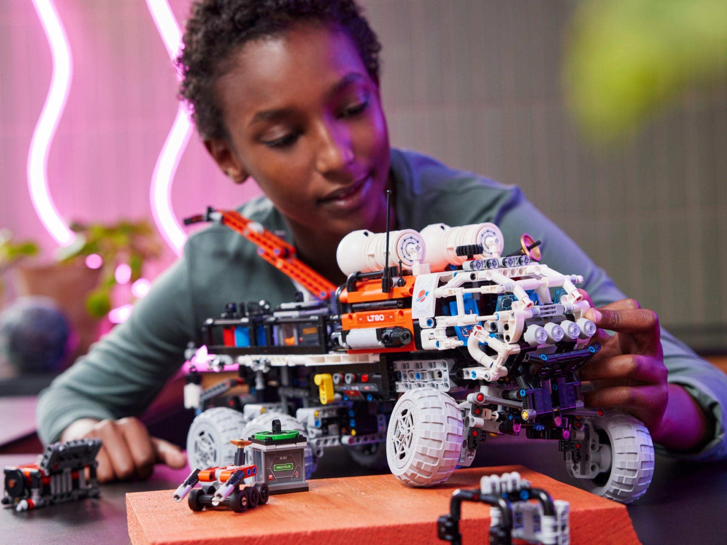 Конструктор LEGO Technic 42180 1599 дет. - фото 8