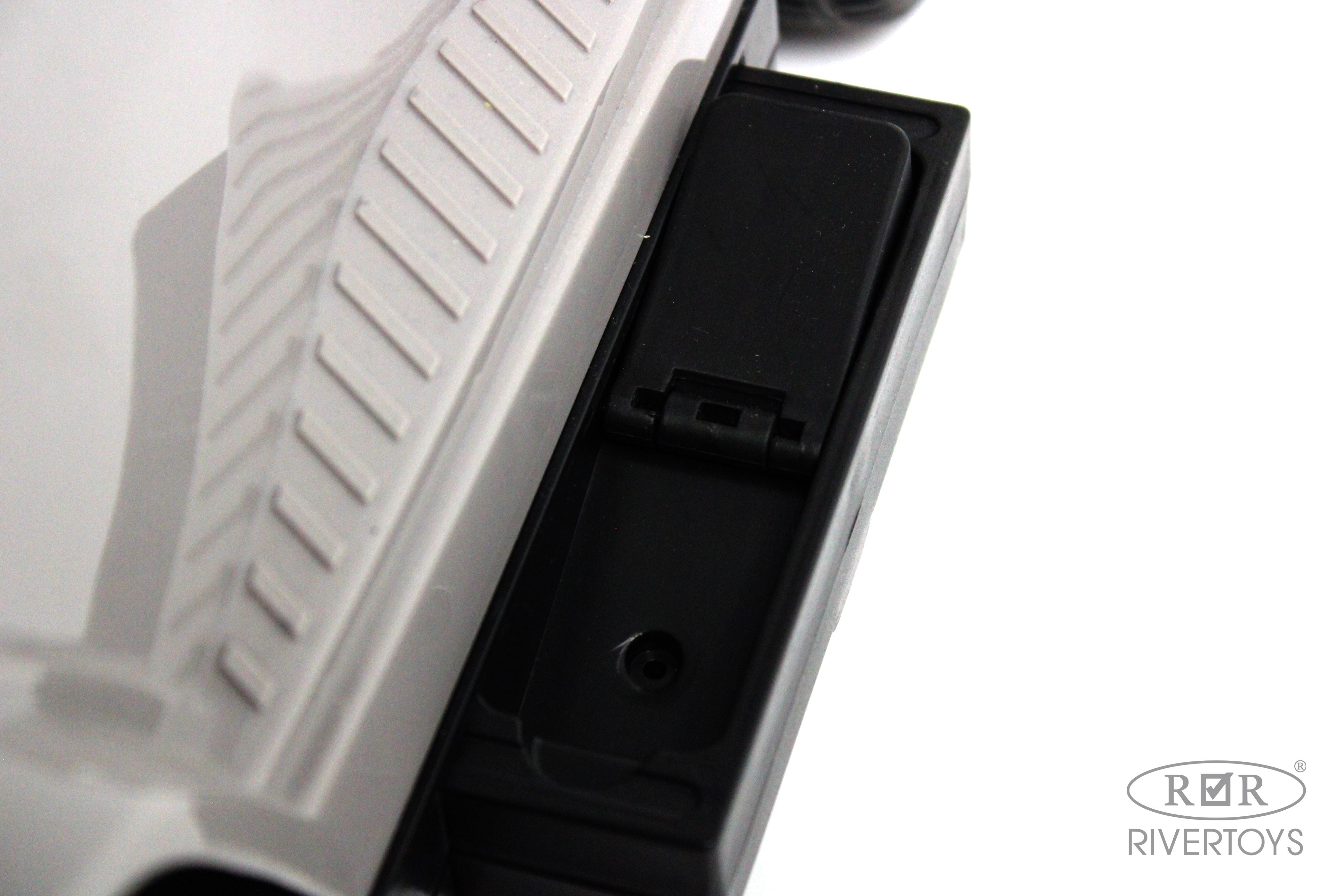 Электромобиль RIVERTOYS Mercedes Z001ZZ-A-GREY-DIAMOND С пультом ДУ - фото 24