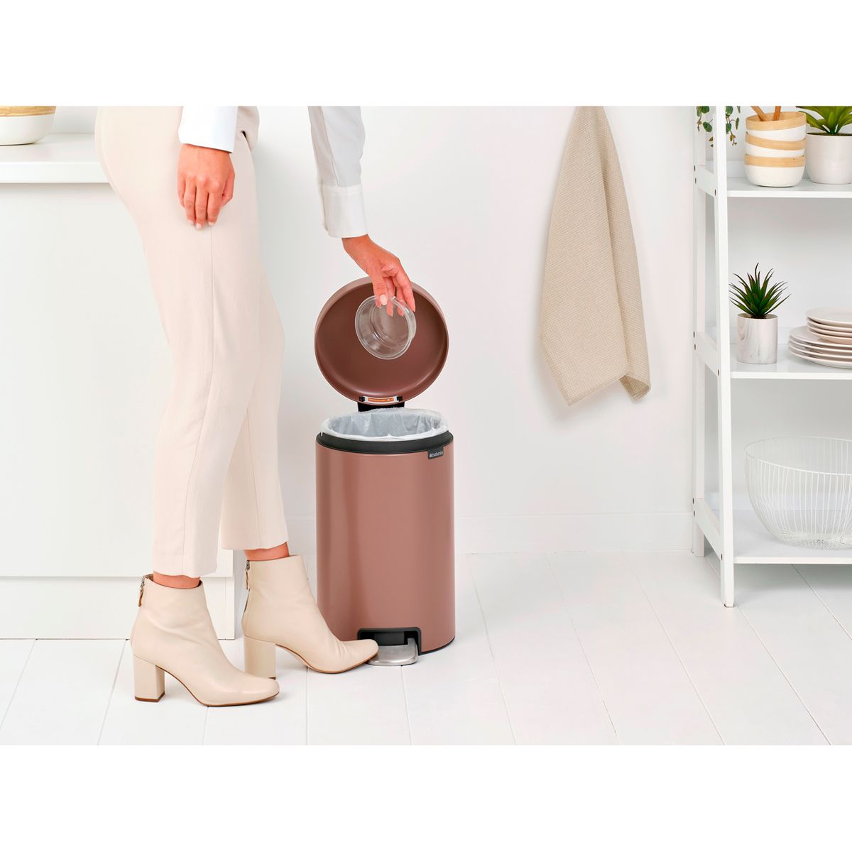 Бак мусорный Brabantia NewIcon с педалью светло-коричневый 12л 234002 - фото 7