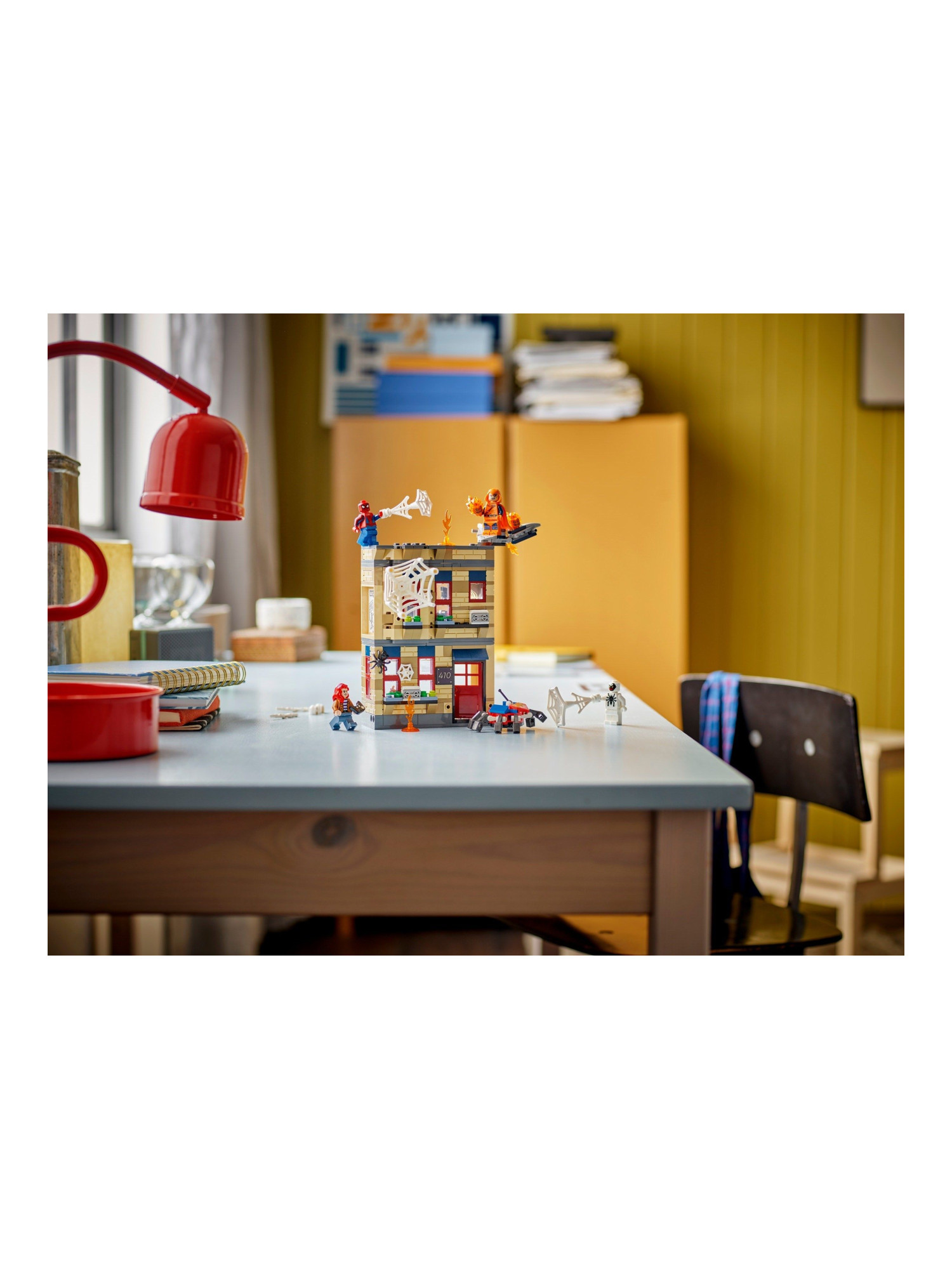 Конструктор LEGO Marvel Super Heroes Квартира Питера Паркера 394 дет. - фото 7