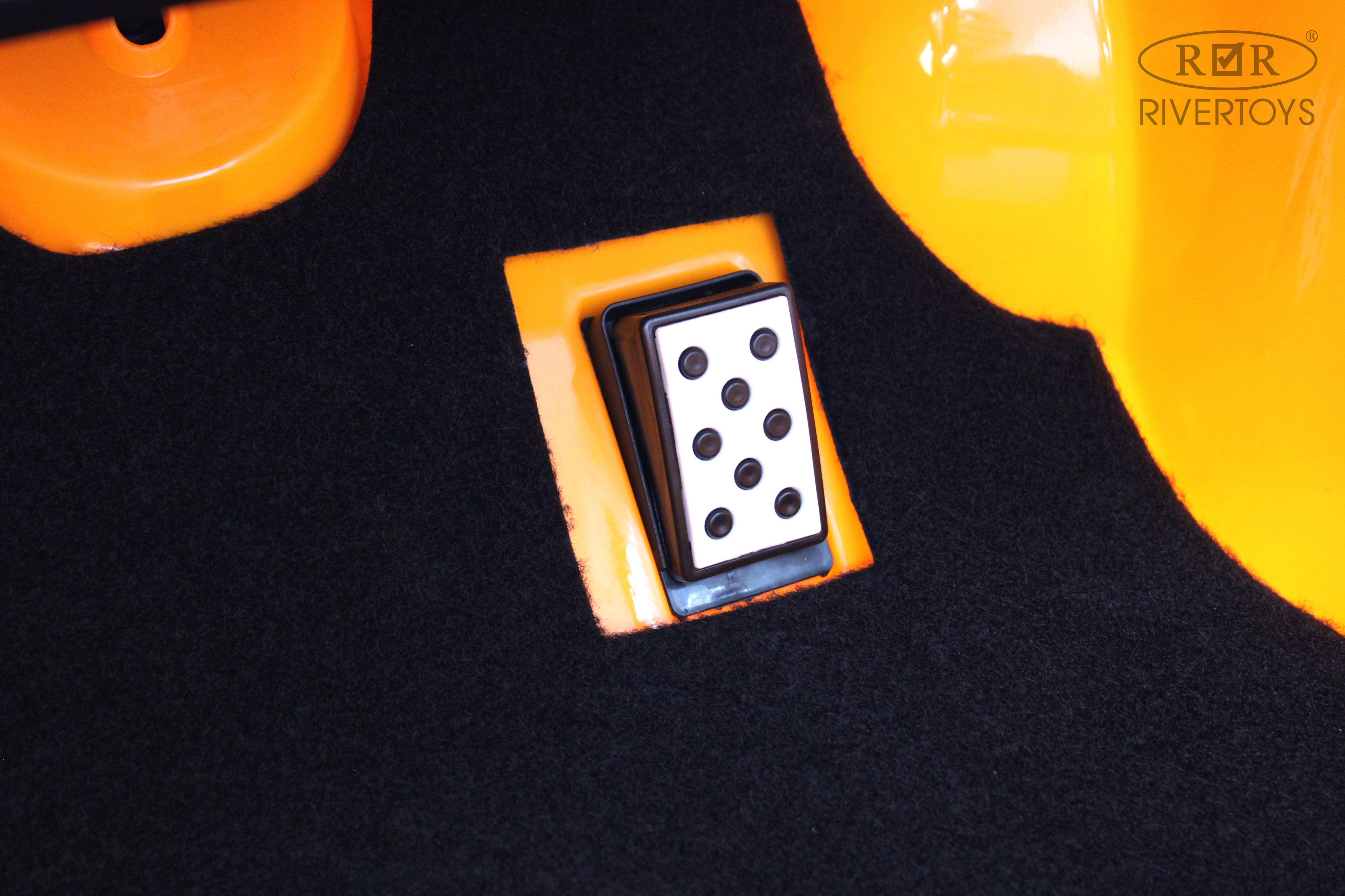 Электромобиль RIVERTOYS E777EE-ORANGE С пультом ДУ - фото 16