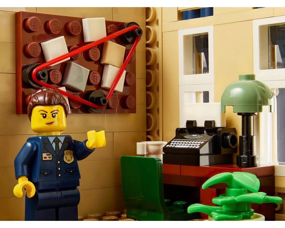 Конструктор LEGO Creator Expert 10278 2903 дет. - фото 15