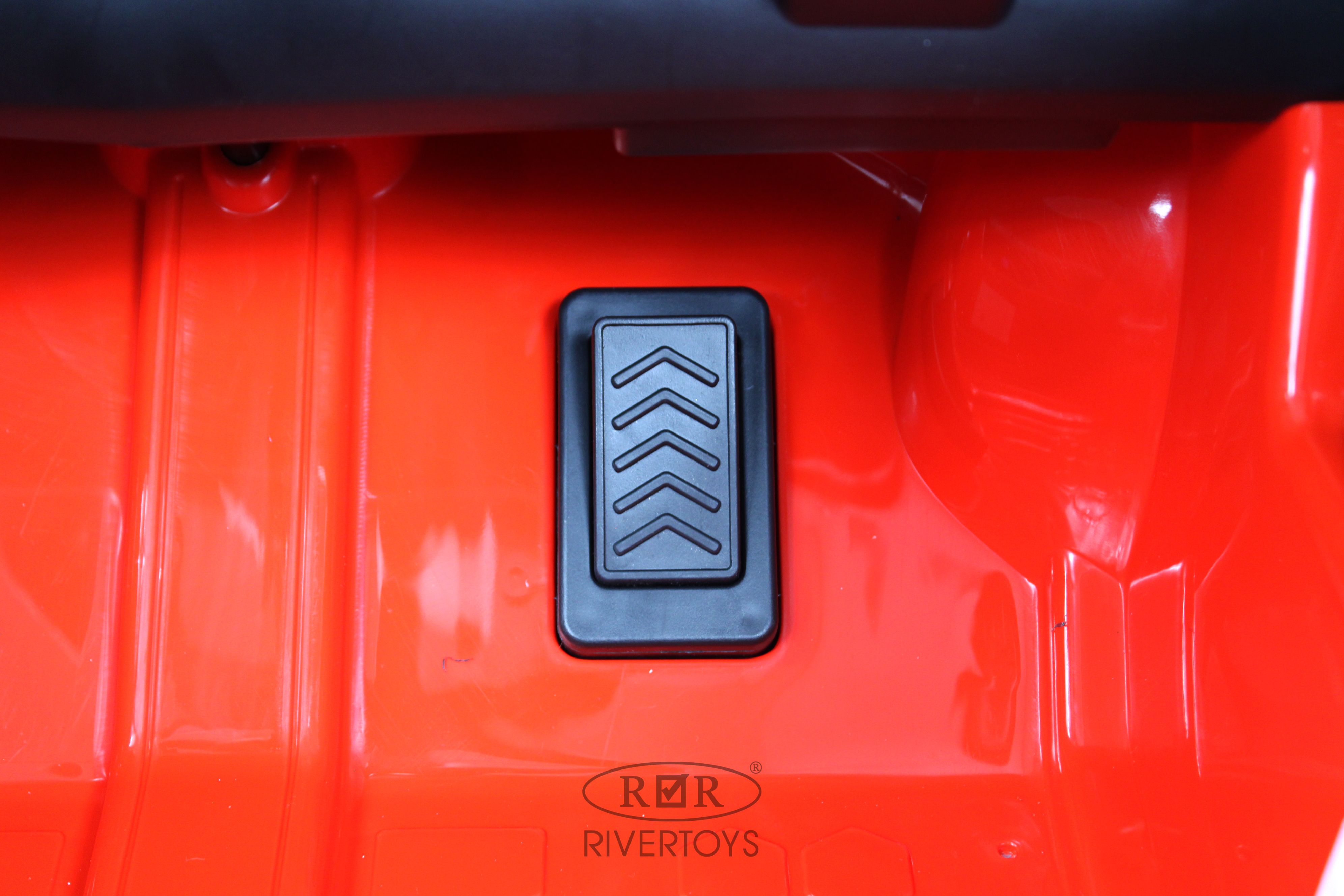 Электромобиль RIVERTOYS K888PX-RED С пультом ДУ - фото 14