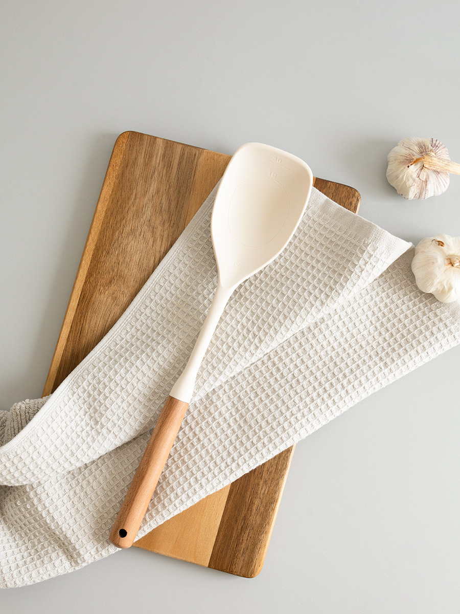 Ложка кулинарная DeNASTIA Силвуд 33x6x4.5 см силикон бук молочный A000354 - фото 6