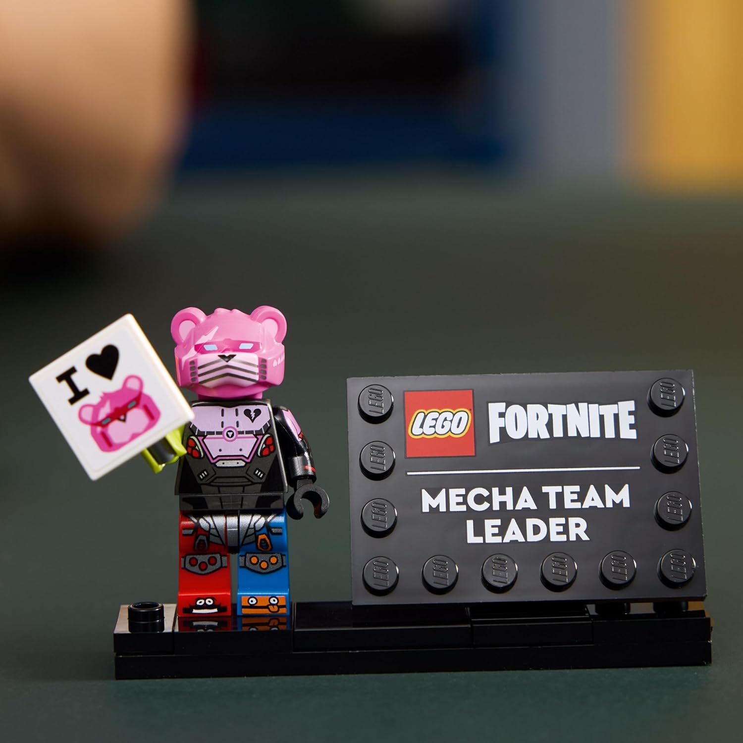 Конструктор LEGO Fortnite Капитан команды роботов 2503 дет. - фото 3