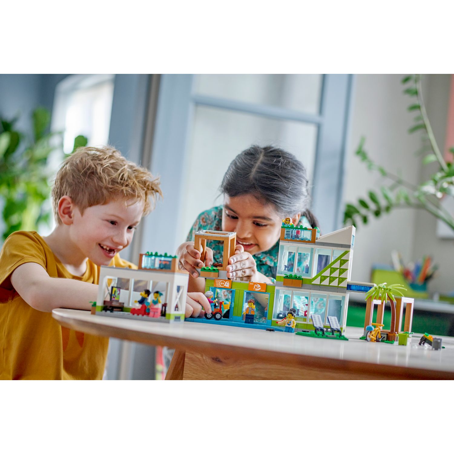 Конструктор LEGO City Apartment Building 688 дет. - фото 9