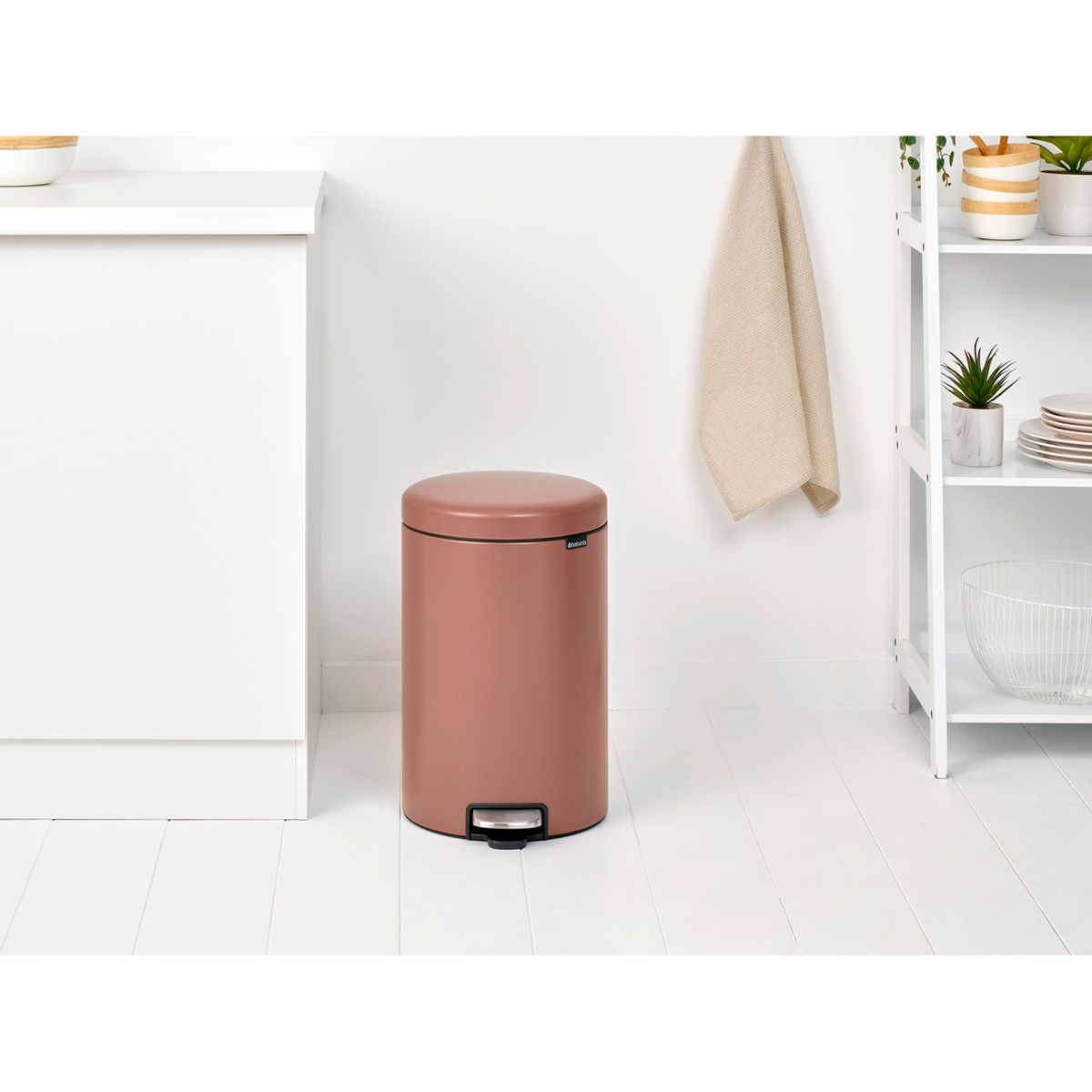 Бак мусорный Brabantia NewIcon с педалью светло-коричневый 20л 234026 - фото 7