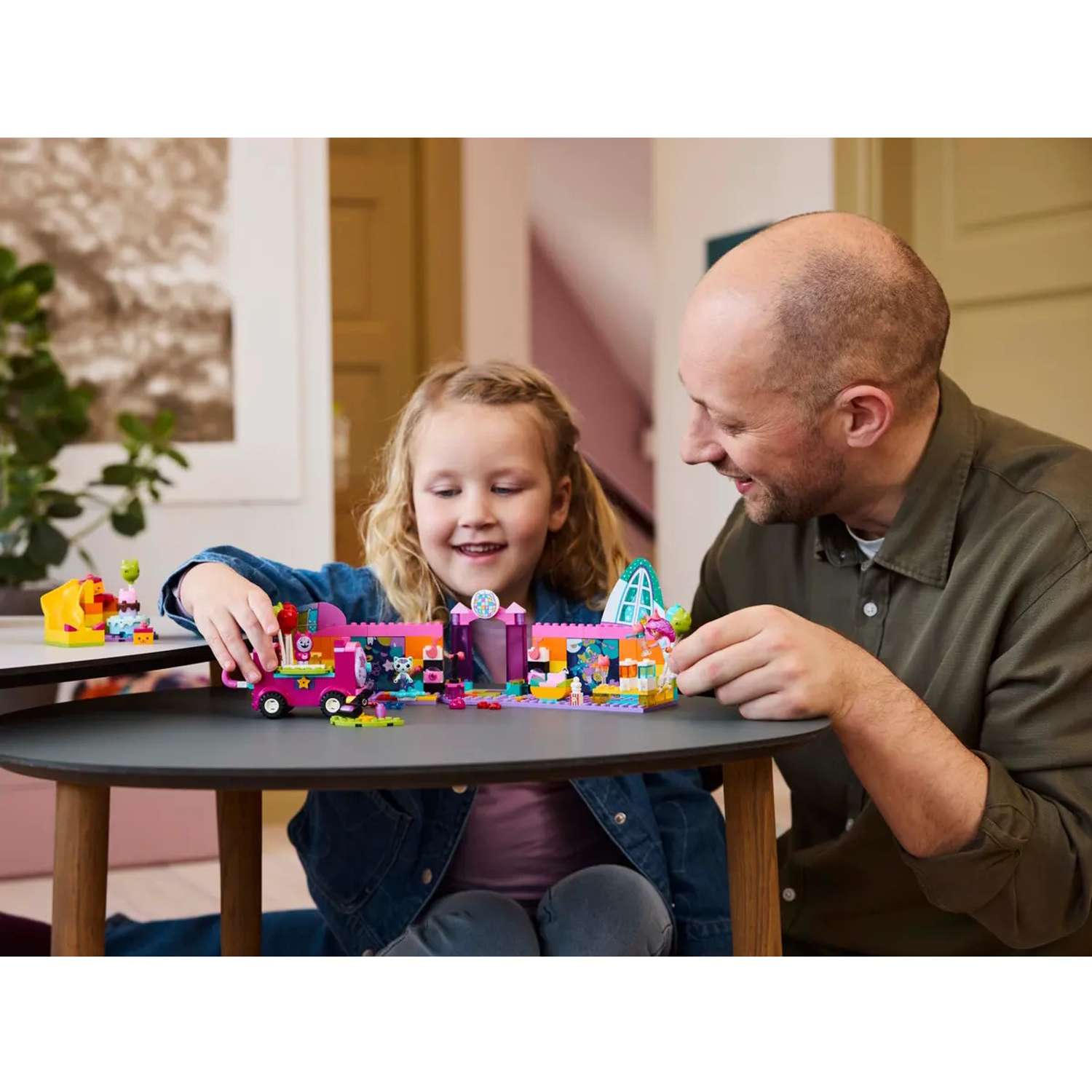 Конструктор LEGO Gabbys Dollhouse Комната для вечеринок Габби блочный - фото 5