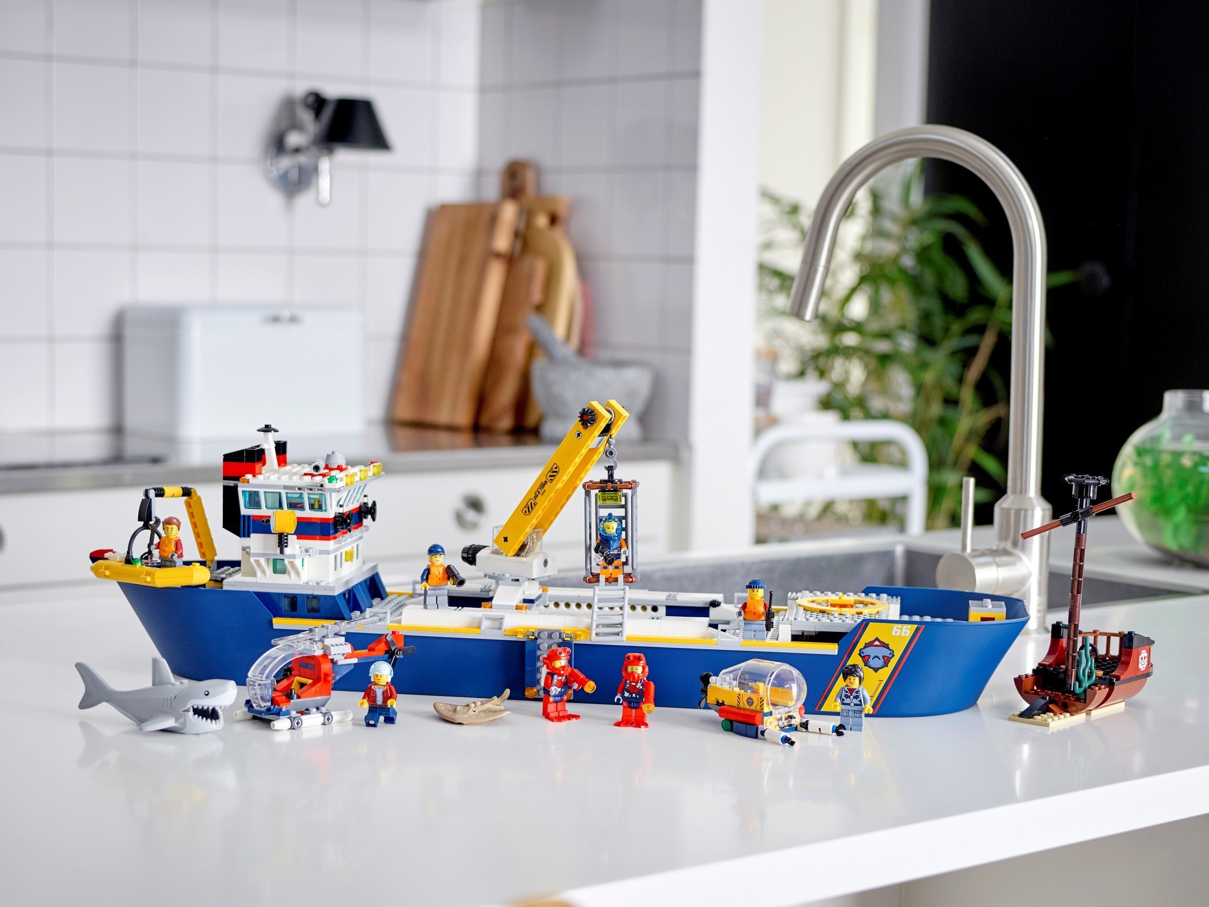 Конструктор LEGO City 60266 745 дет. - фото 10