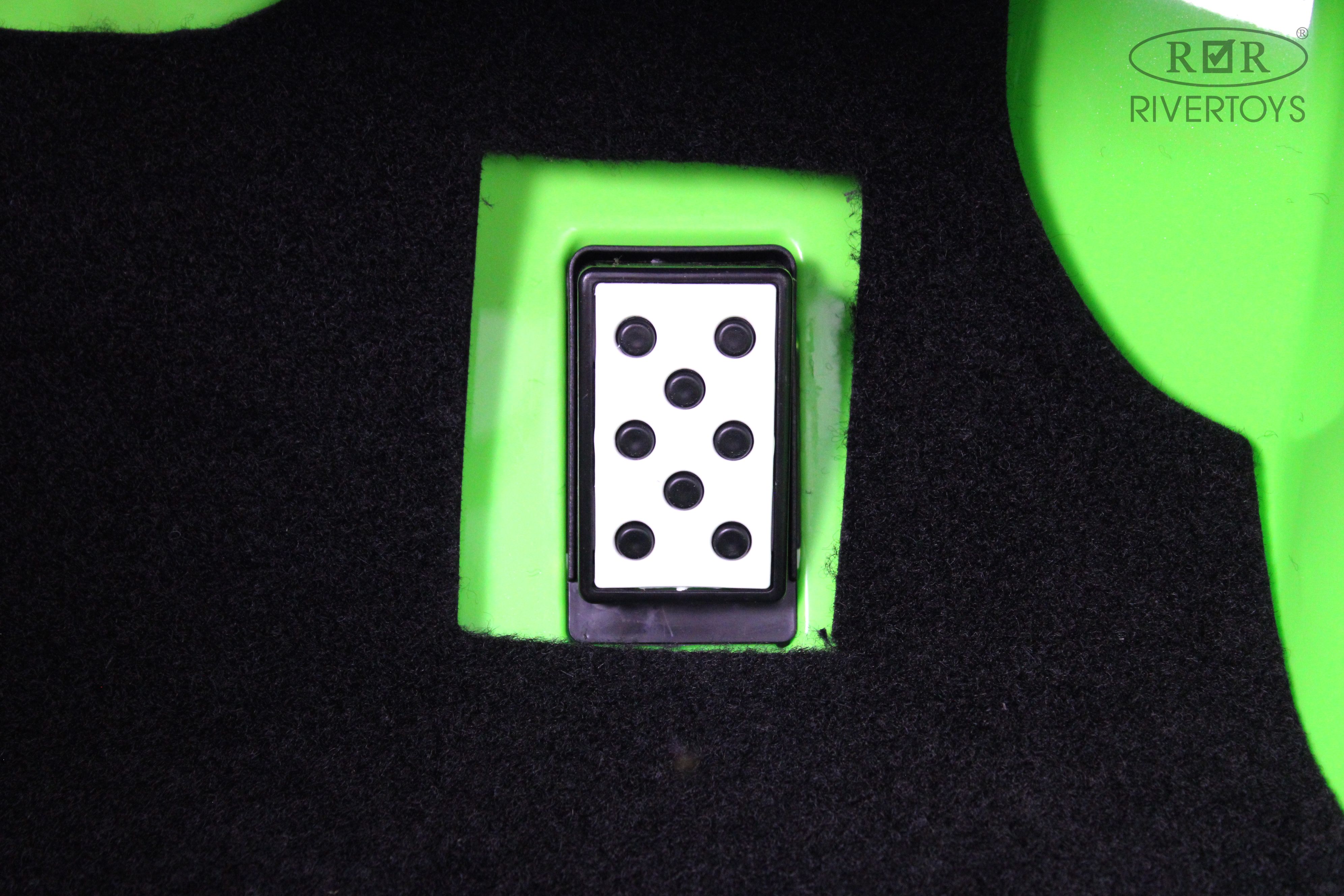 Электромобиль RIVERTOYS E777EE-GREEN С пультом ДУ - фото 7