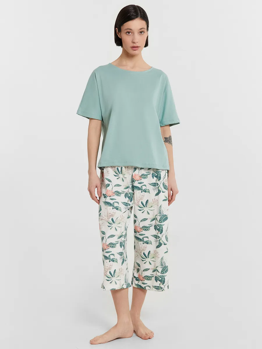 Изображение товара Пижама Mark Formelle для женщин с бриджами и футболкой 46 размер Изображение товара Пижама Mark Formelle для женщин с бриджами и футболкой 46 размер
