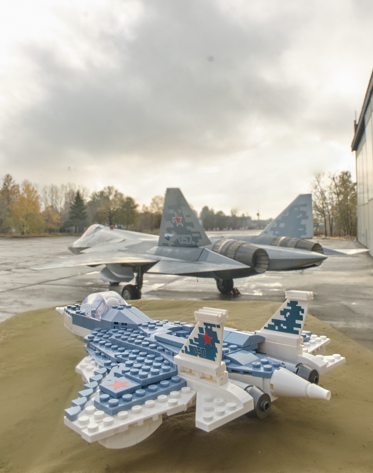 Конструктор brick labs City самолет СУ-57 с ангаром 657 дет. - фото 11